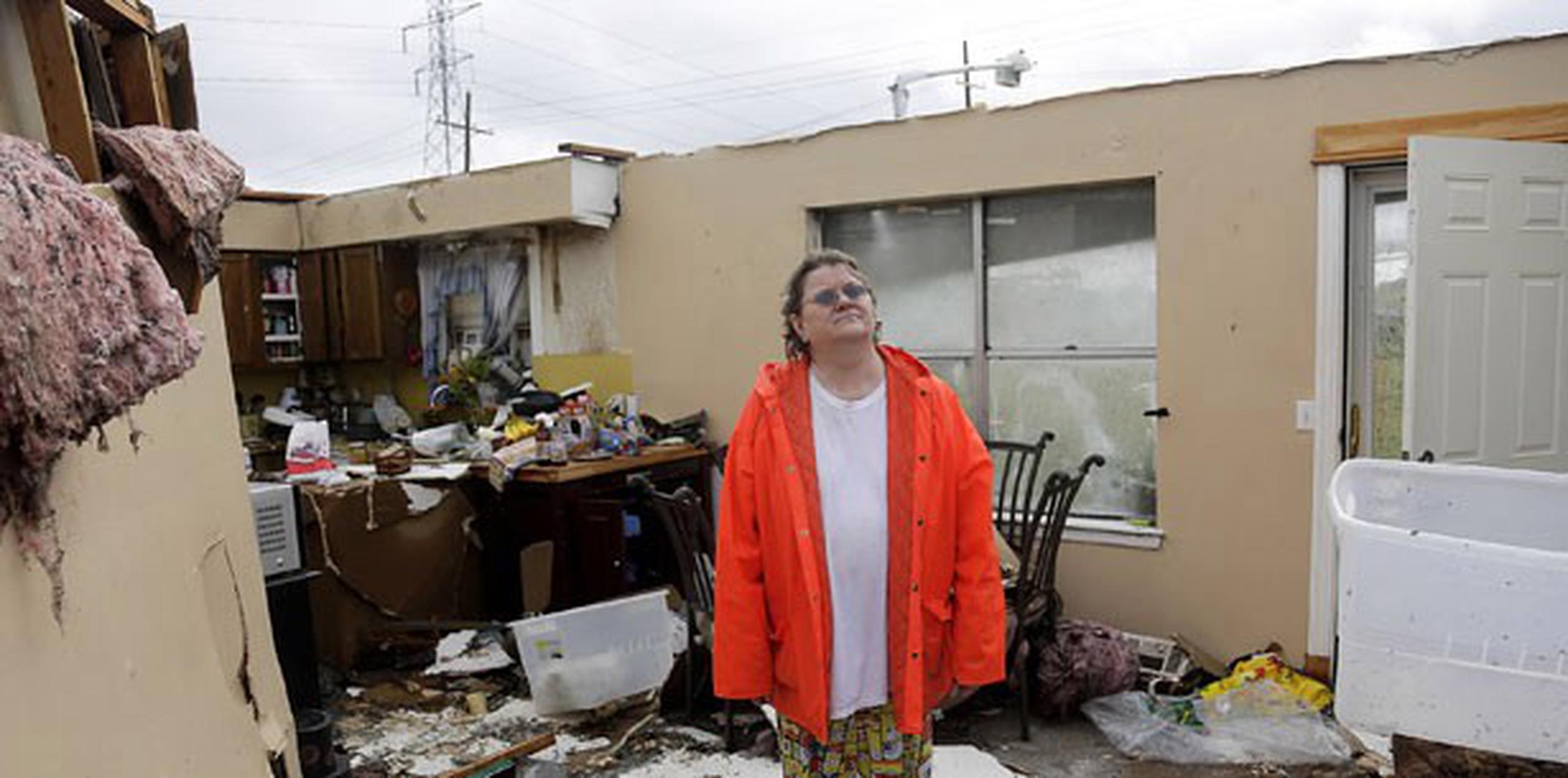 De acuerdo con autoridades de emergencias en Oklahoma, los mayores daños se presentaron en casas, negocios y líneas eléctricas.(Mike Simons/Tulsa World via AP)
