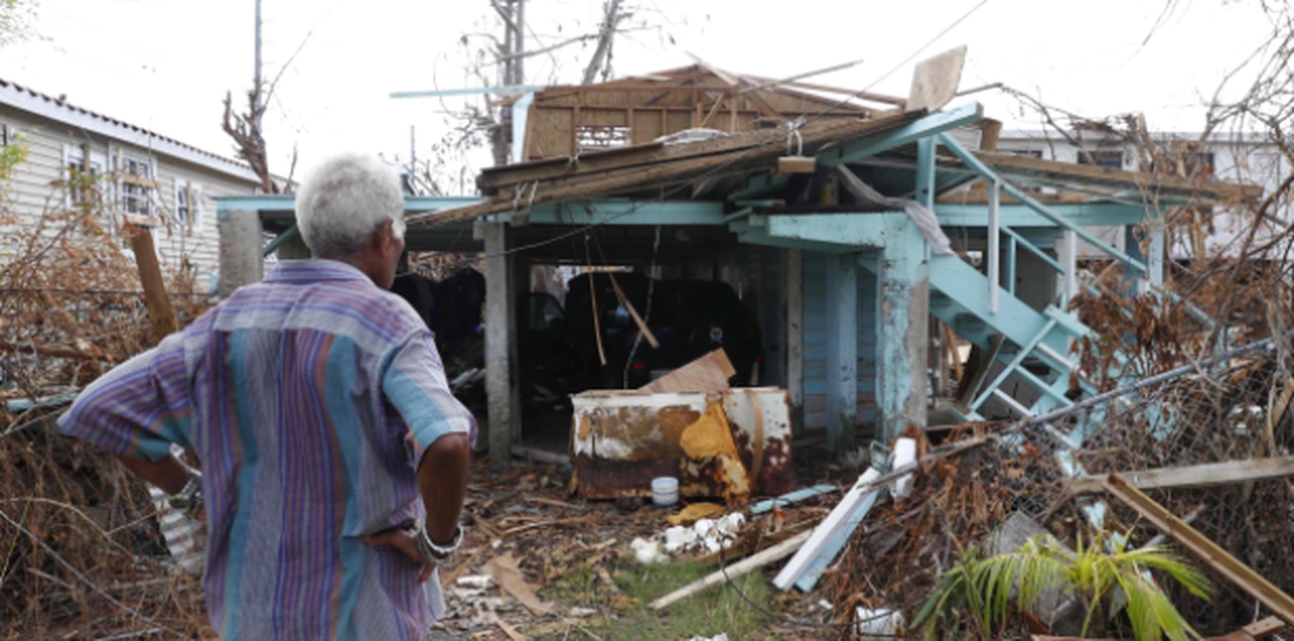 Un hombre observa parte de la devastación causada por María en Humacao. (Suministrada)