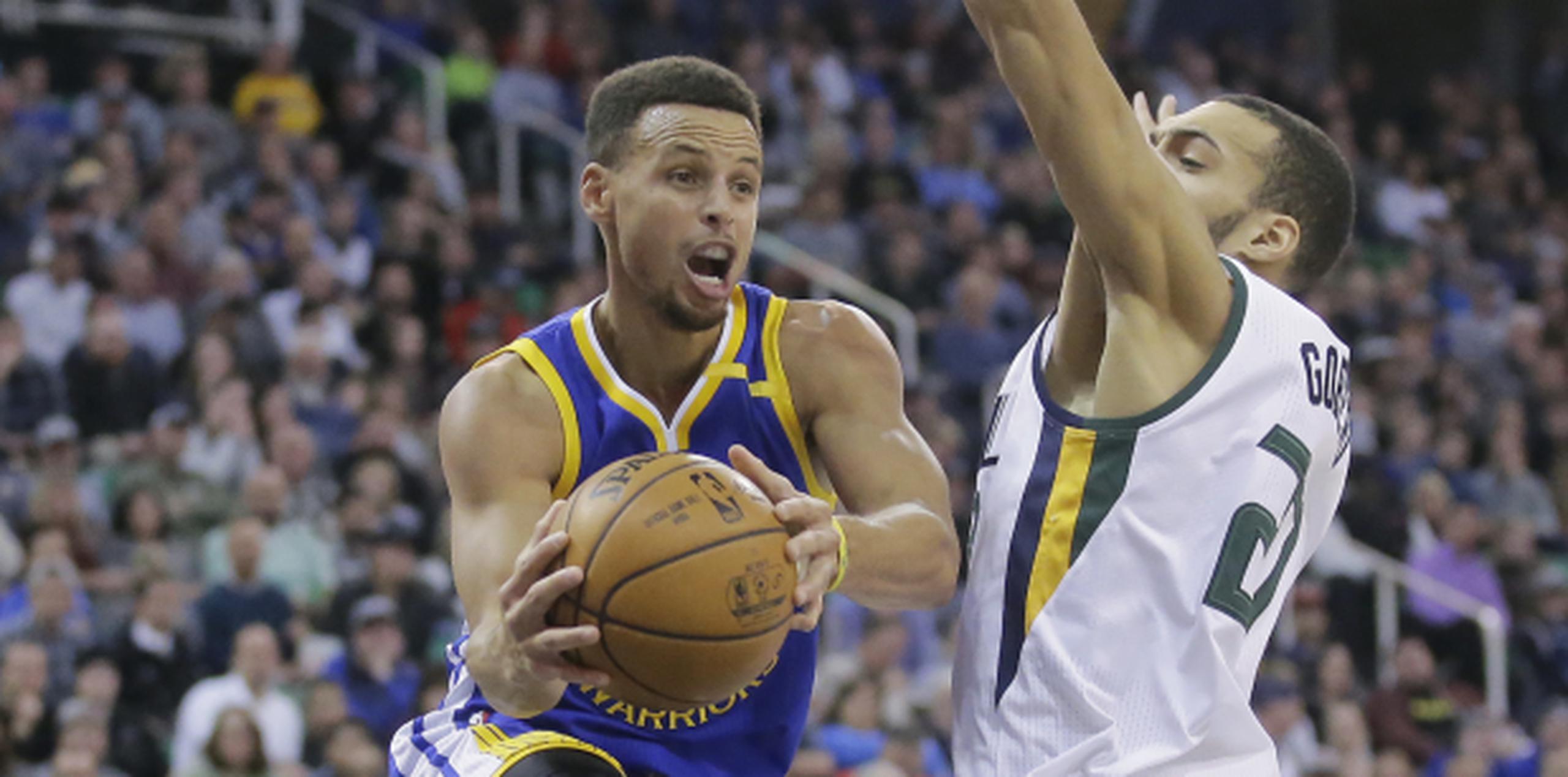 Stephen Curry anotó 26 puntos y lideró el ataque de los Warriors. (AP)