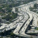 Una bebé muere abandonada en autopista de Los Ángeles