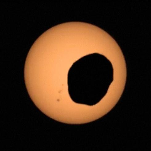 ¡Fuera de este mundo! Increíble eclipse solar en Marte