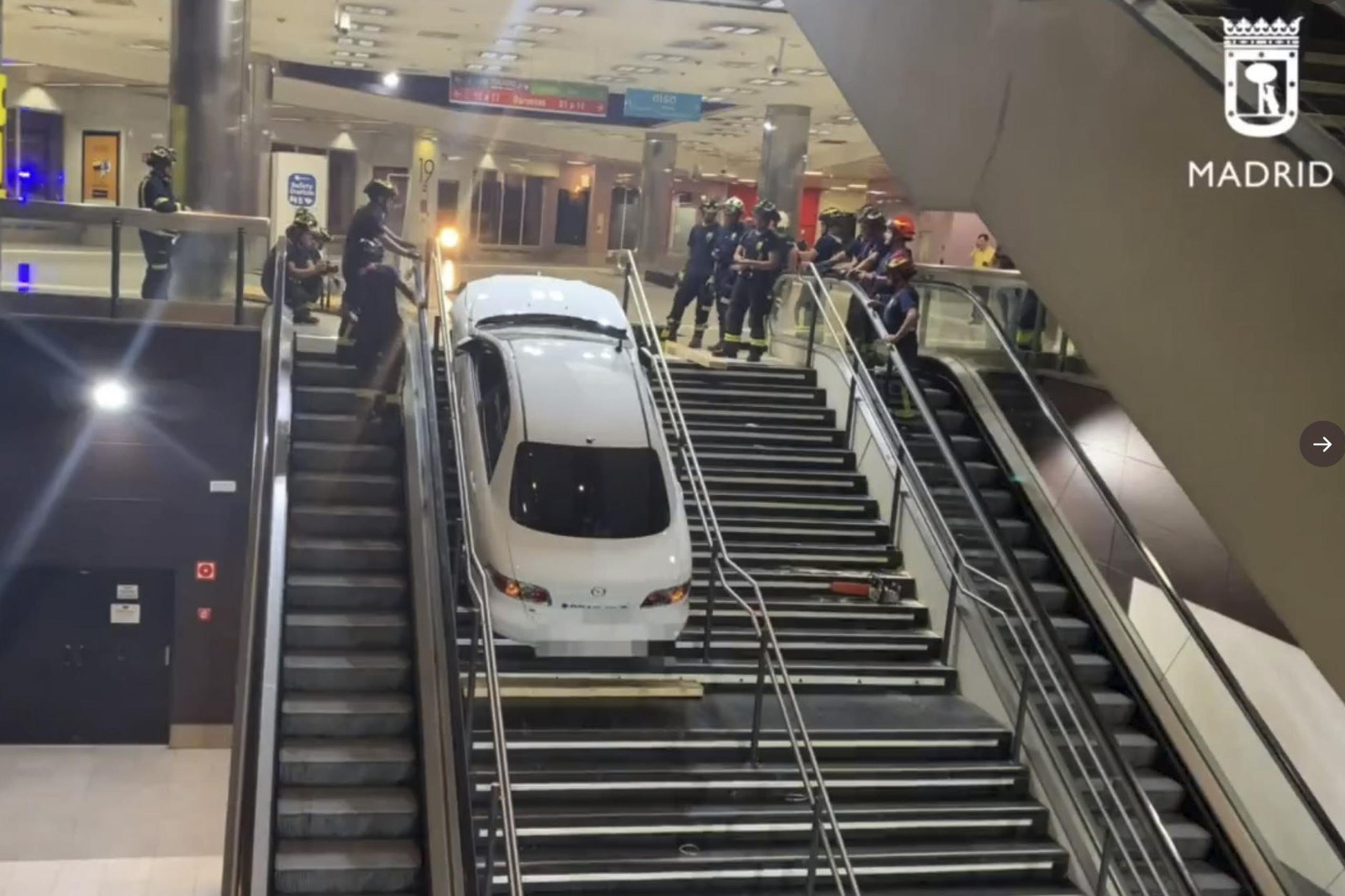 Imagen del automóvil robado que quedó atrapado en las escaleras de una estación de transporte de viajeros de Madrid. EFE/Emergencias Madrid