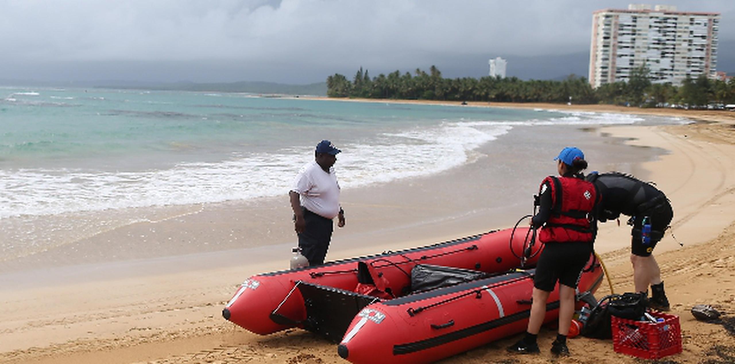 Un contingente de especialistas en rescate buscan incansablemente el cuerpo de  George Phillip, quien se ahogó el pasado lunes mientras disfrutaba de un día de playa. (jose.madera@gfrmedia.com)