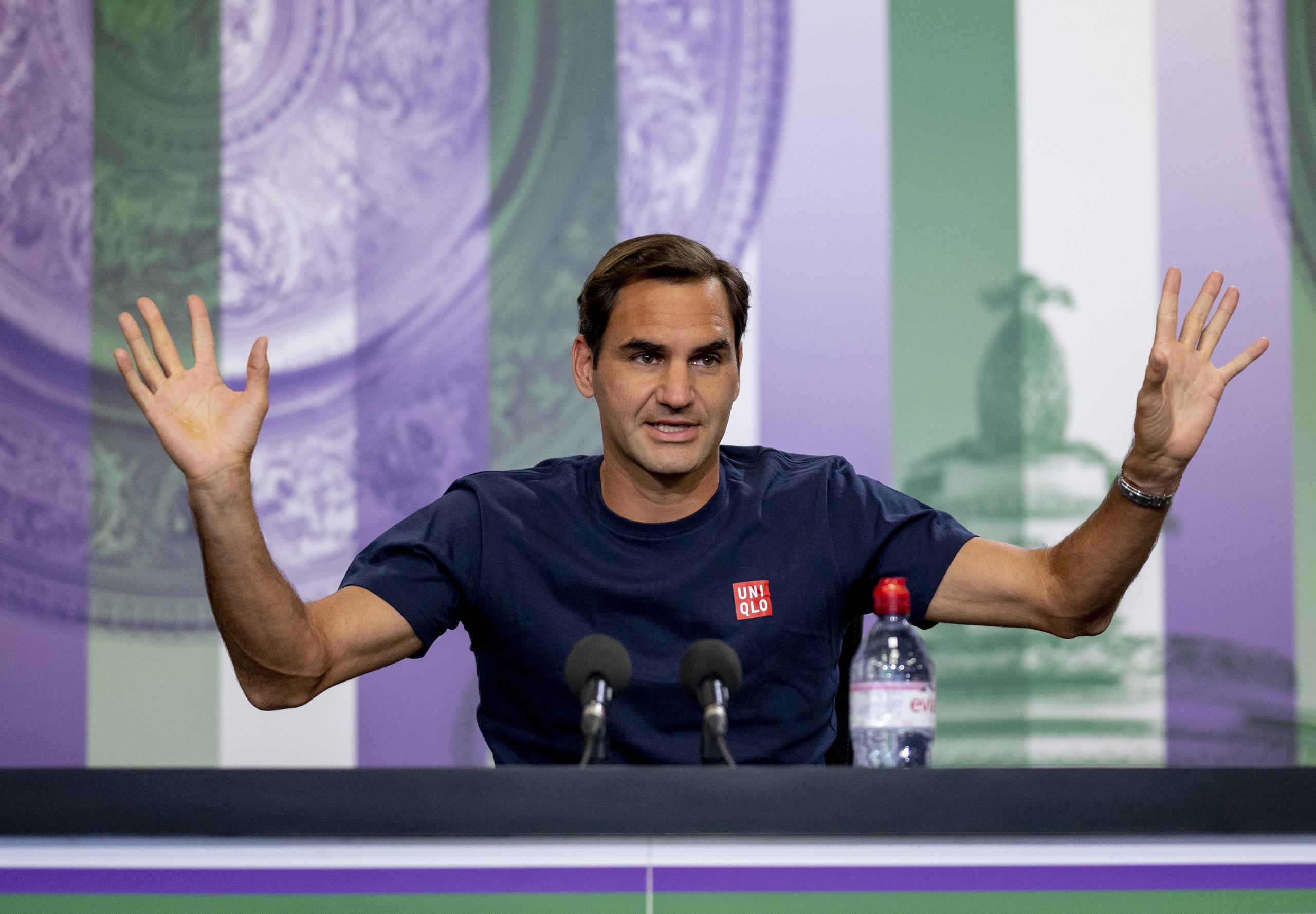 El suizo Roger Federer habla durante una conferencia de prensa previa al torneo de Wimbledon en Londres