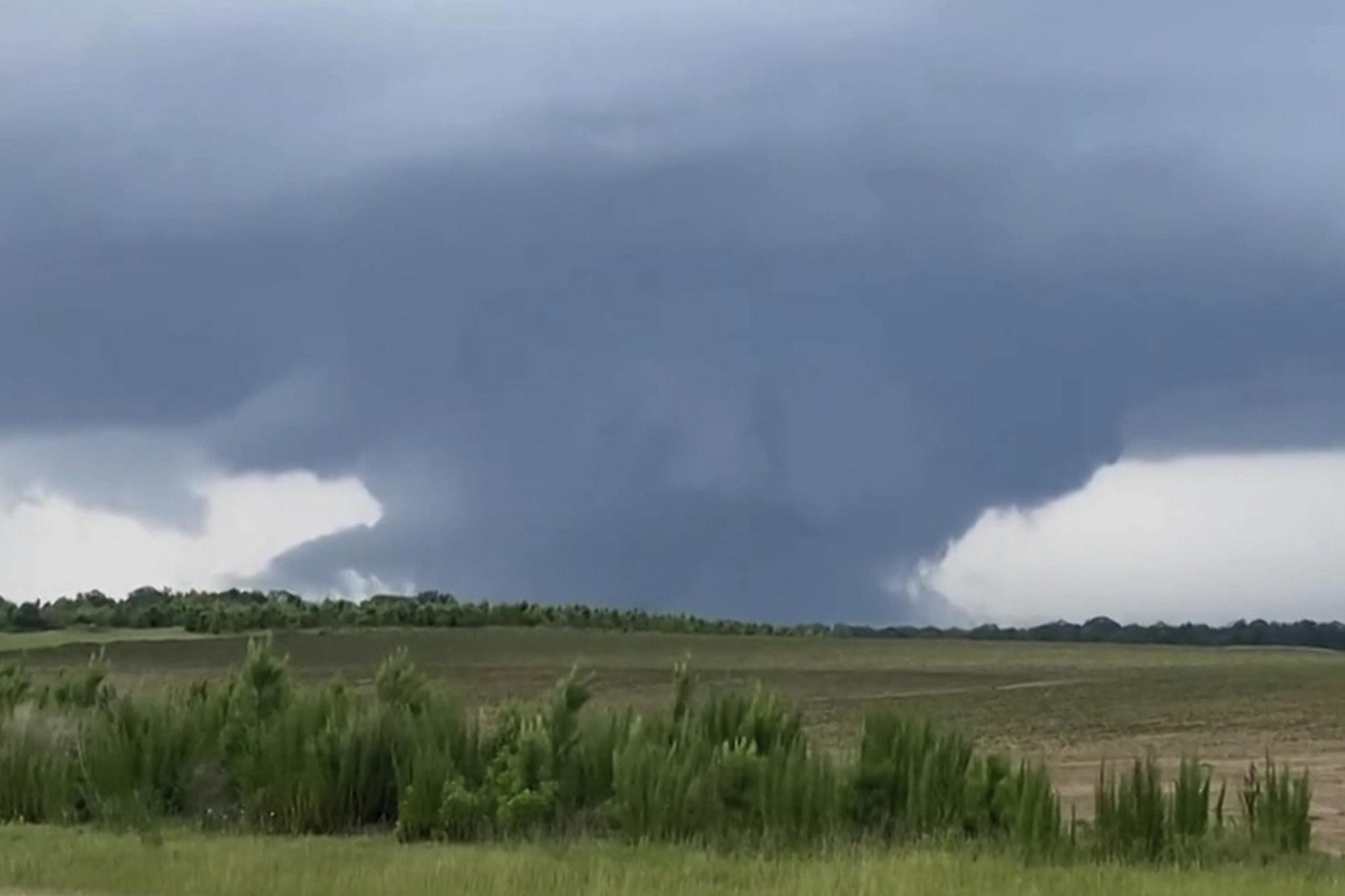 Esta imagen tomada de un video muestra un tornado el 14 de junio de 2023, Blakely, Georgia.