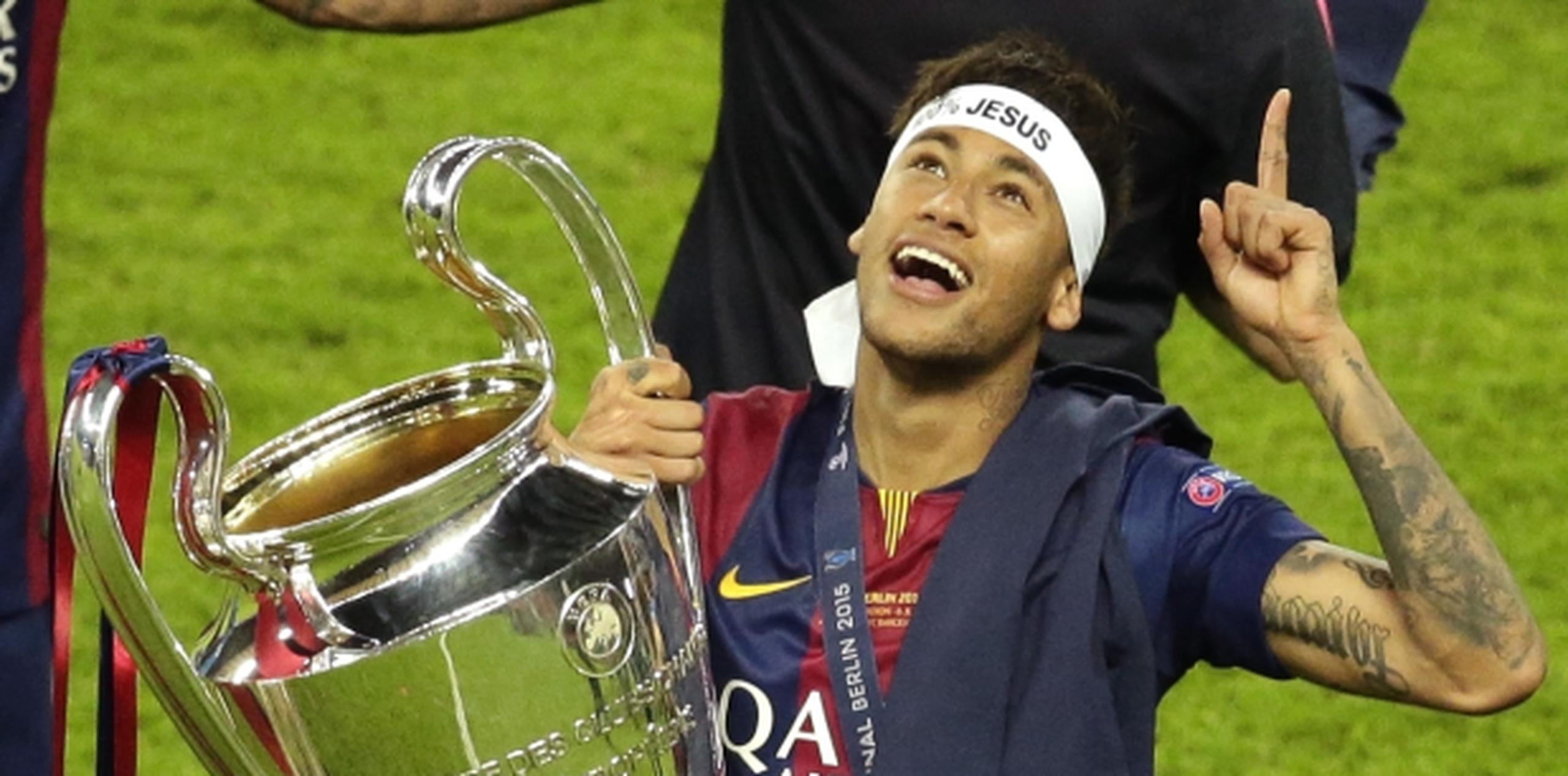 Neymar festejando con el trofeo de la Liga de Campeones el 6 de junio de 2015 tras la final contra Juventus en Berlín. (AP / Michael Sohn)