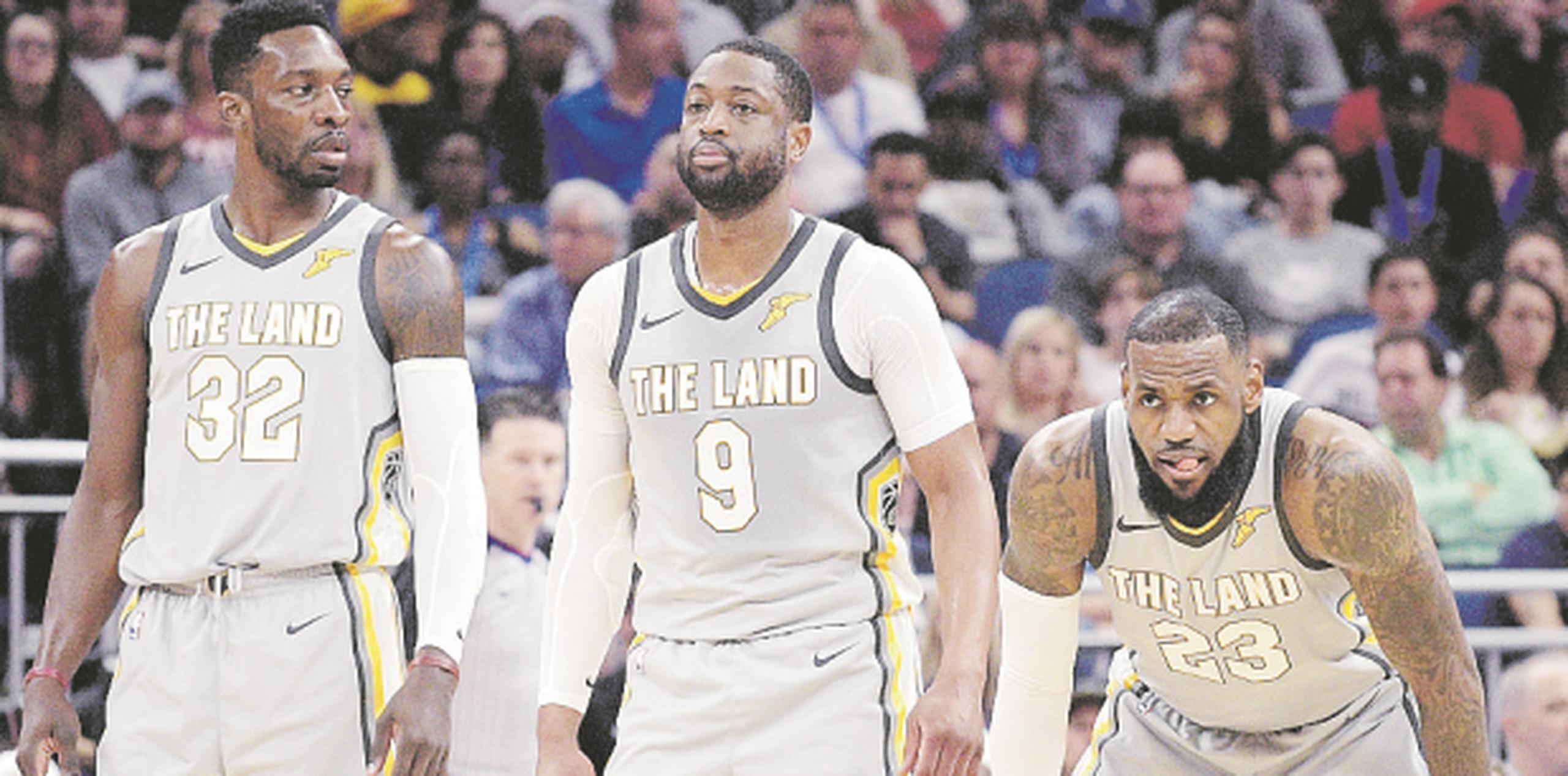 LeBron James, a la derecha, no contaba con el personal necesario para que Cleveland pudiera considerarse una serie amenaza al reinado de los Warriors de Golden State en la NBA. Por ello ayer limpiaron la casa cambiando incluso al veterano Dwyane Wade de vuelta a Miami. (AP / Phelan M. Ebenhack)