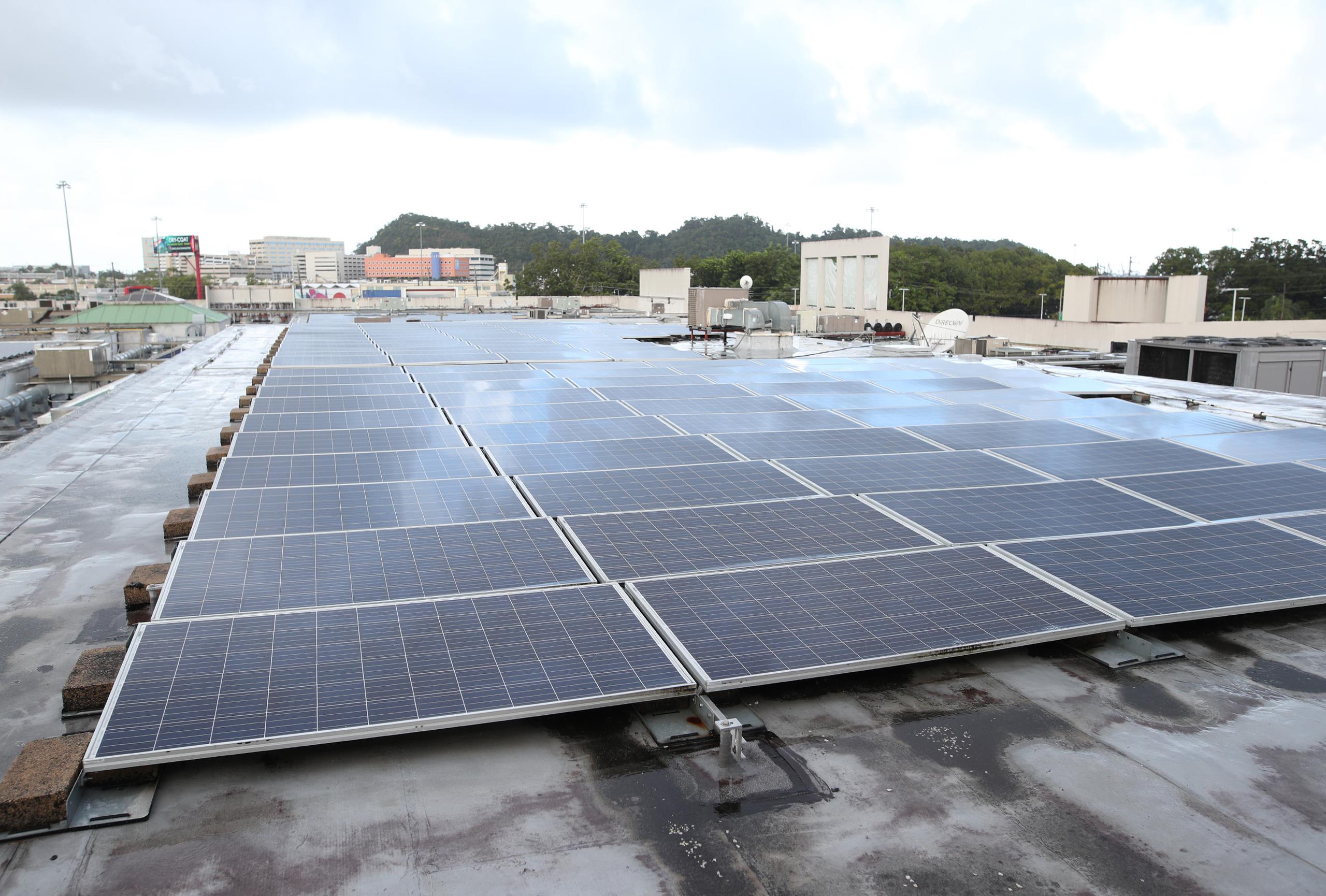 El programa ofrecerá una asistencia de hasta $30,000 para la compra e instalación de placas solares y baterías recargables.