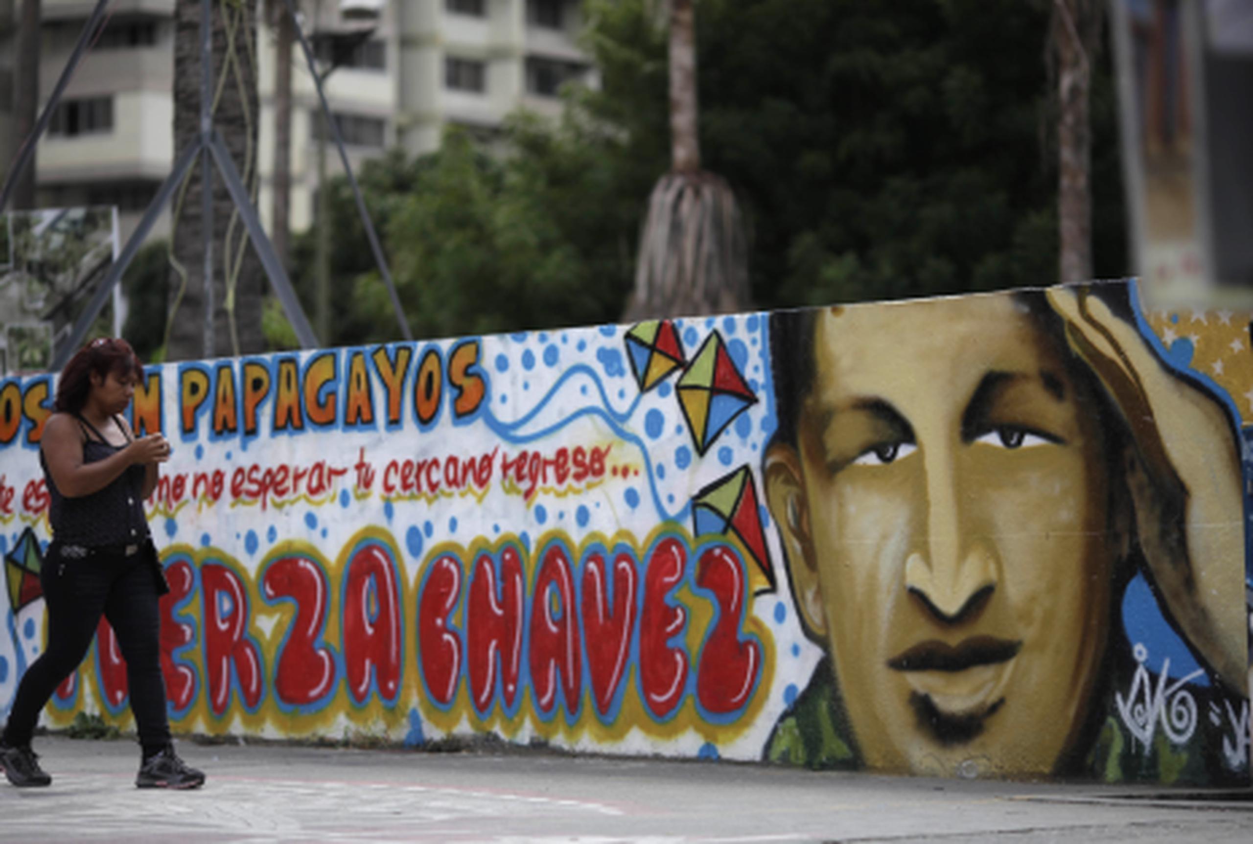 Un escenario sin Chávez, que él mismo puso sobre la mesa, ha abierto toda clase de discusiones en el país. (AP/Ariana Cubillos)