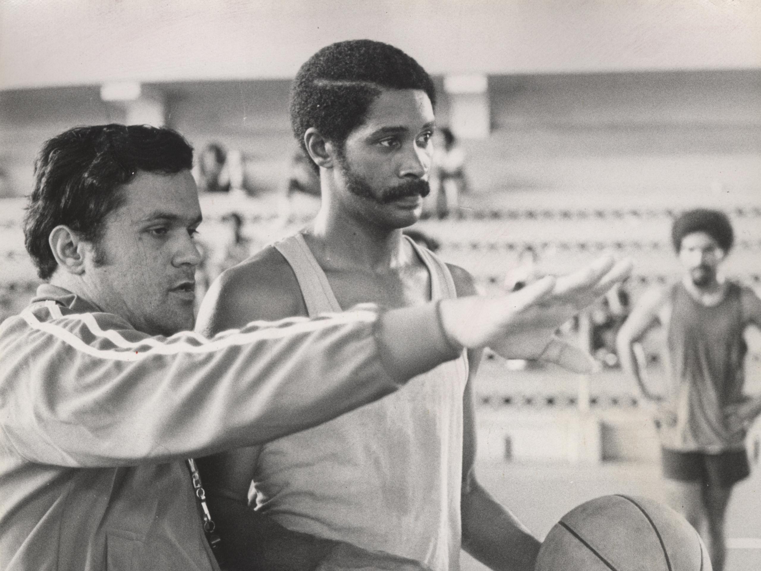 Mariano Ortiz, a la derecha, recibe en esta foto instrucciones del veterano entrenador Armando Torres.