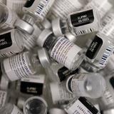 Panel del CDC recomienda refuerzos nuevos de la vacuna contra el COVID-19