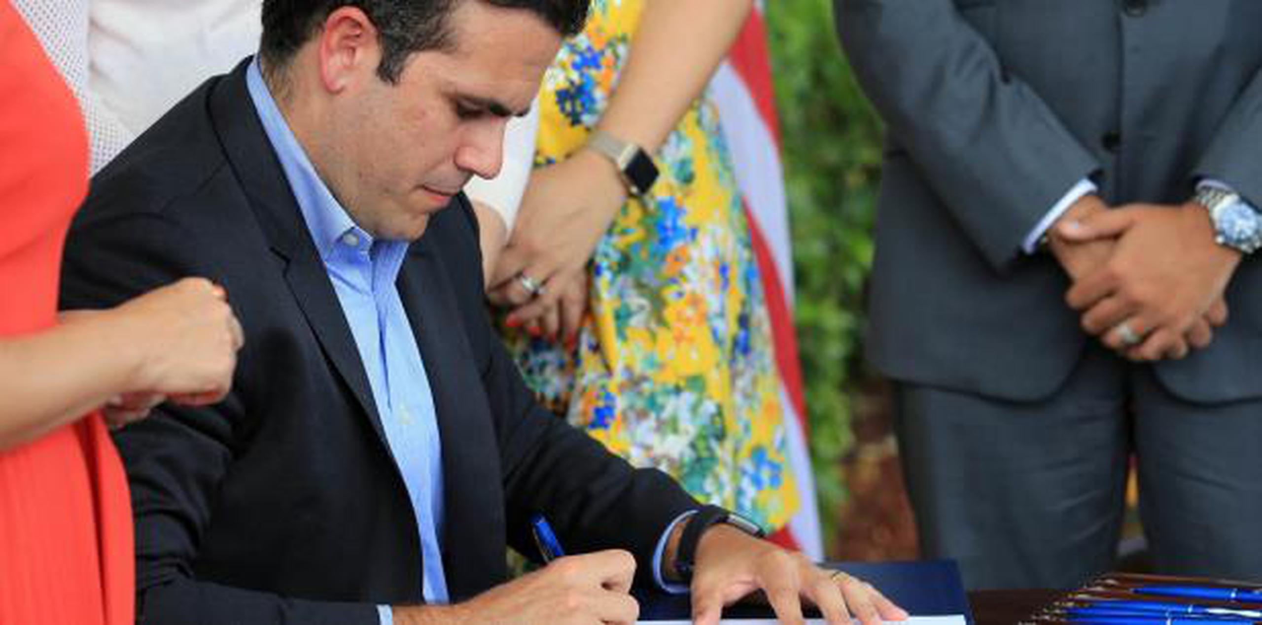 De las 68 leyes que aprobó antes de que fuera efectiva su renuncia, Ricardo Rosselló estampó su nombre en 59 de ellas a solo 24 horas de abandonar el cargo de gobernador. Igual, concedió el perdón a 15 confinados. (Archivo)