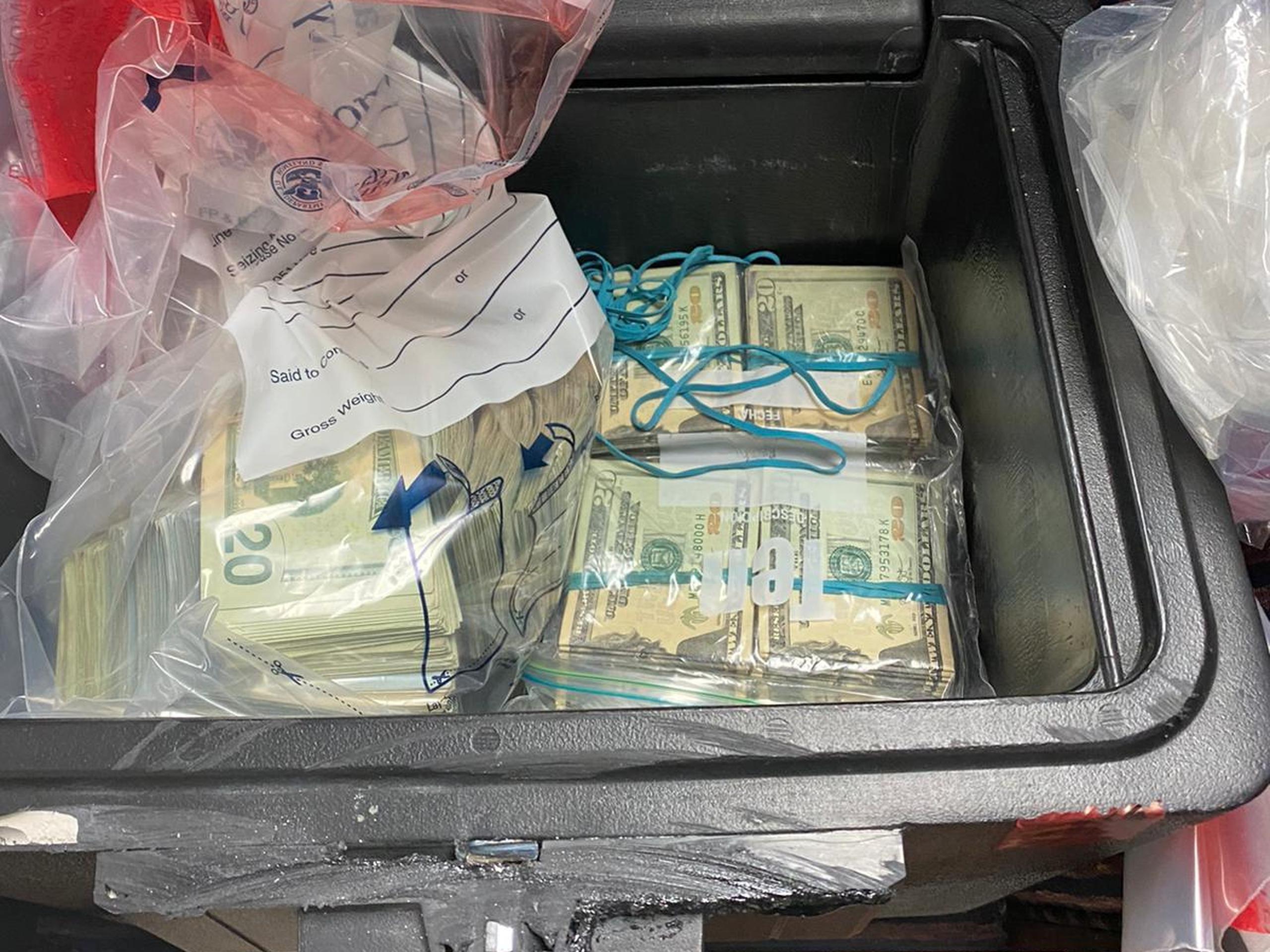 La División de Drogas Metropolitana ocupó $159,642 en un allanamiento en el residencial Rosendo Matienzo Cintrón, en Cataño, donde se arrestó a una sexagenaria.