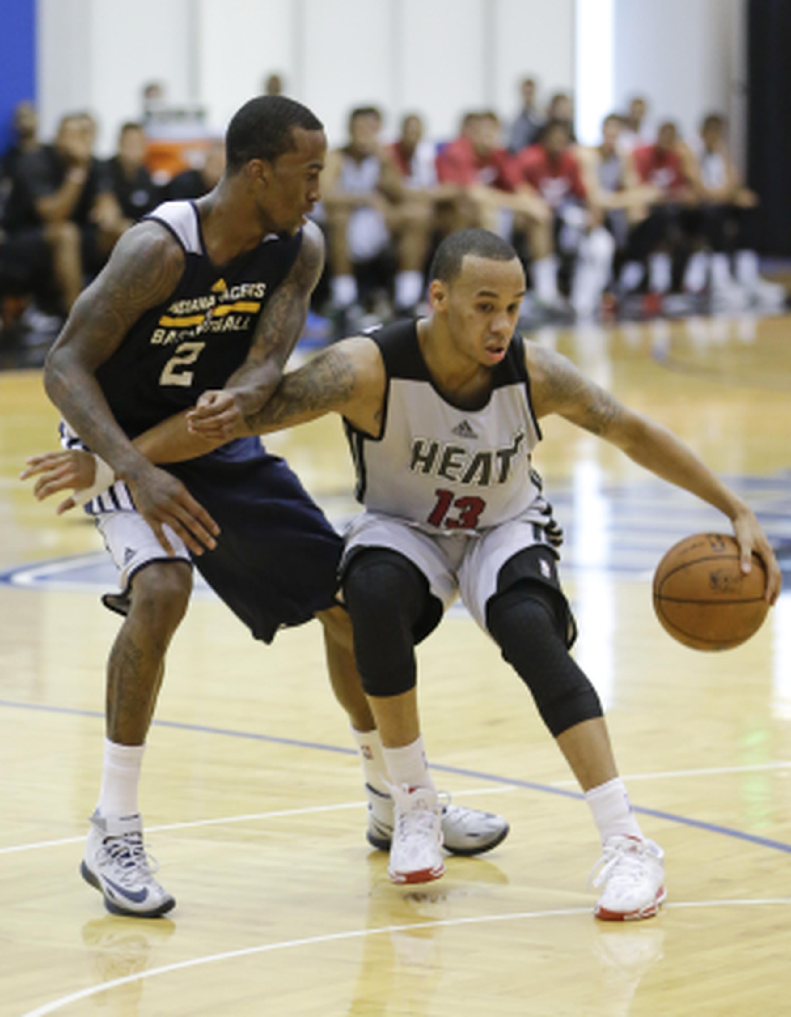 Shabazz Napier, jugando para Miami en la Liga de Verano de la NBA, borró todos los mensajes relacionados con LeBron James en su cuenta de Twitter.  (AP Photo/John Raoux)