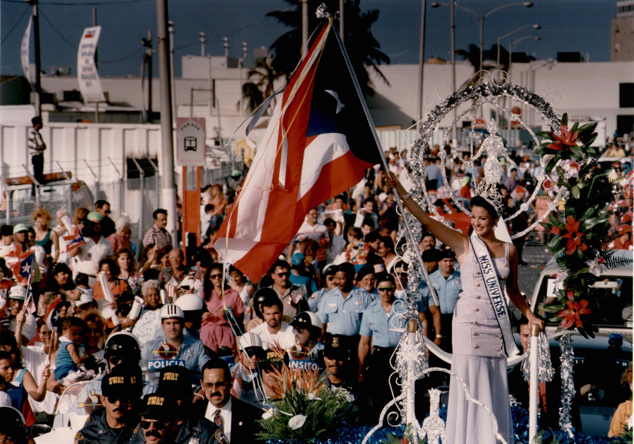 Tras su triunfo en Miss Universe en 1993, Dayanara Torres fue recibida con una caravana.