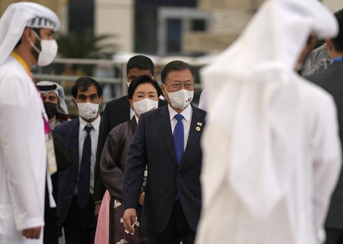 El líder surcoreano, Moon Jae-in, se reunió con el primer ministro emiratía Mohammed bin Rashid Al Maktoum en Dubái.