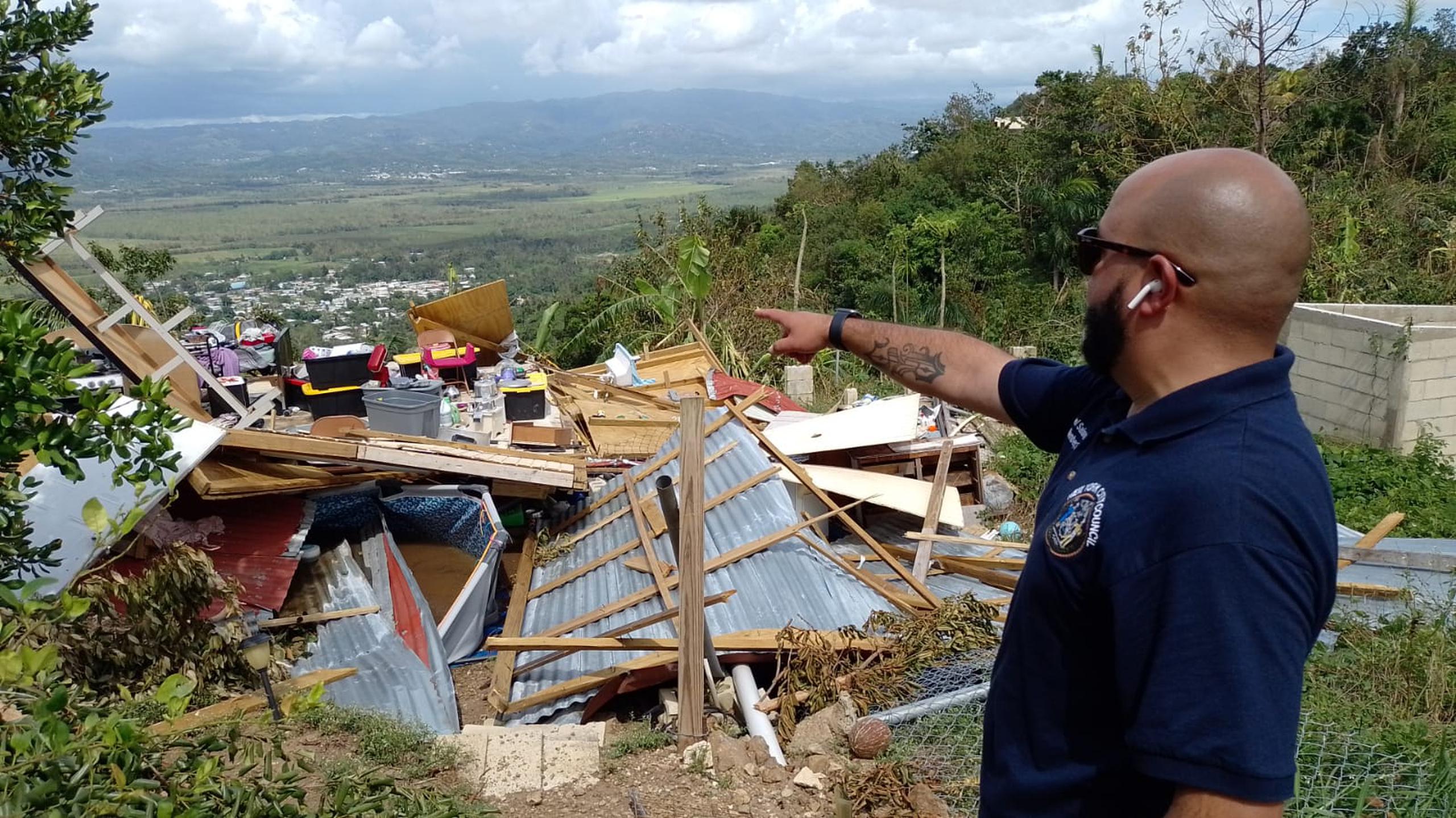 El concejal Rafael Salamanca inspeccionando una de las viviendas que Fiona destruyó en Cabo Rojo.