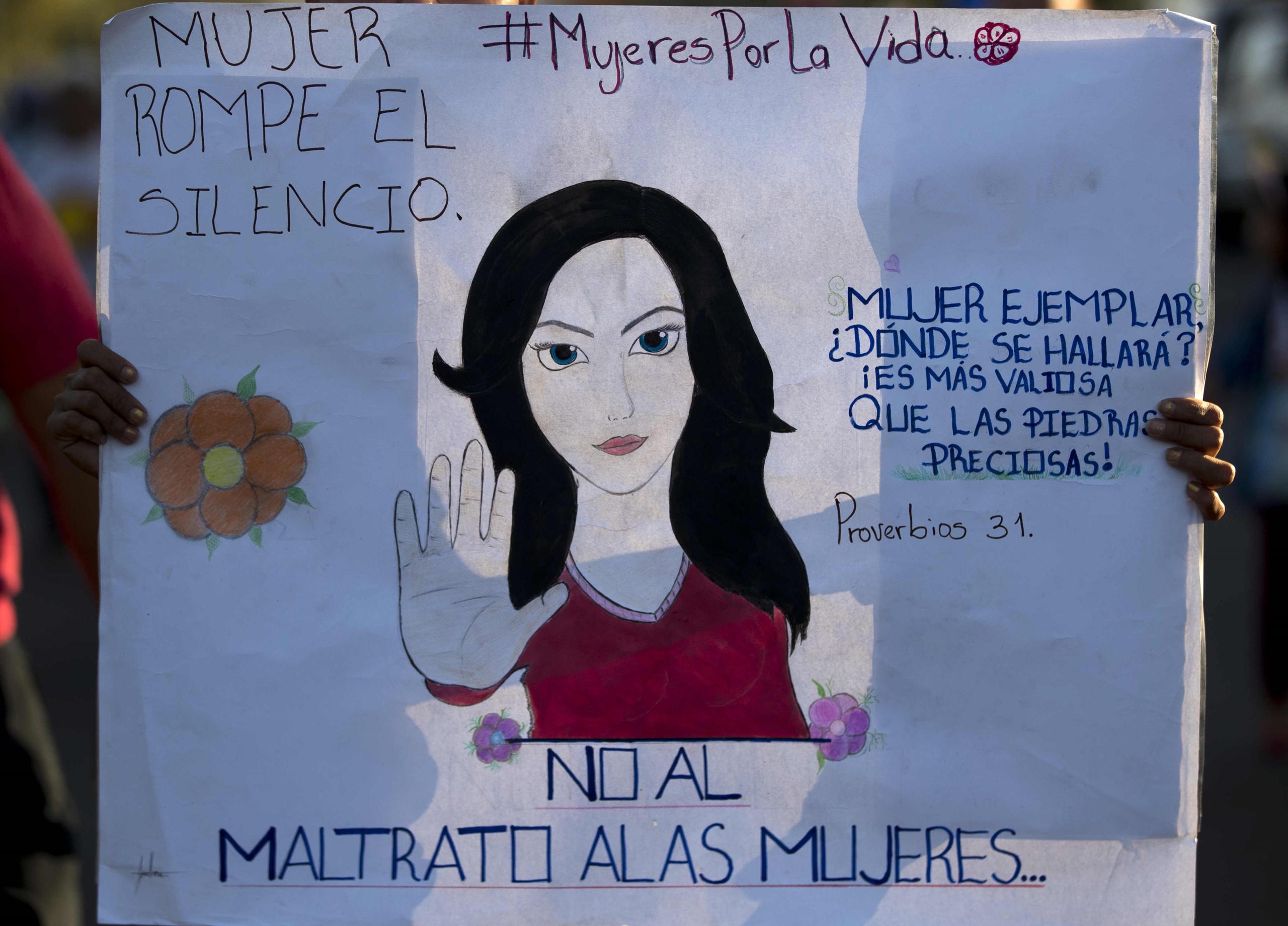 Una mujer con una pancarta en contra de la violencia machista en Managua, en una fotografía de archivo. EFE/Jorge Torres
