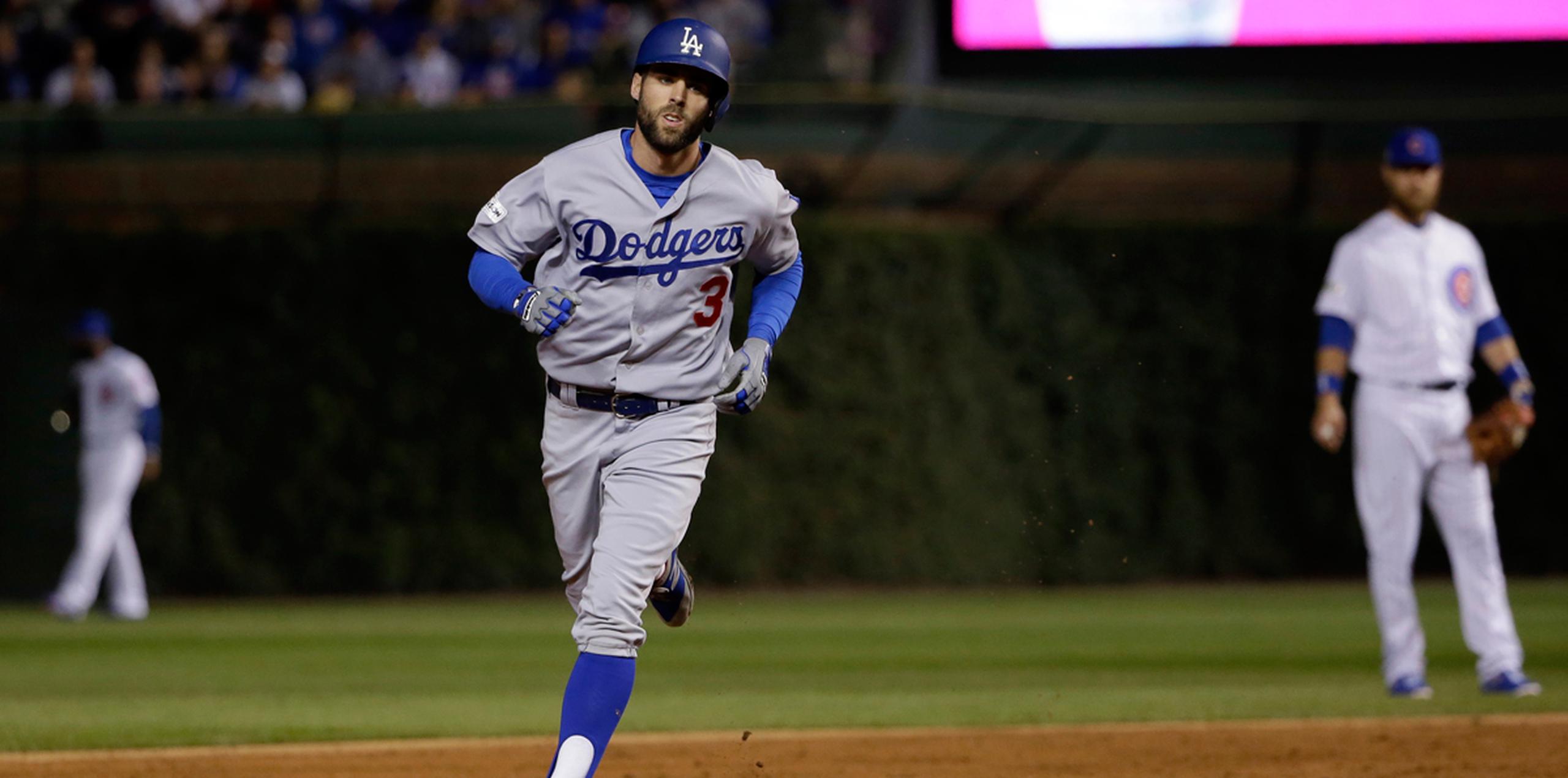 Chris Taylor, de los Dodgers de Los Ángeles, recorre las bases luego de conectar un jonrón. (AP)