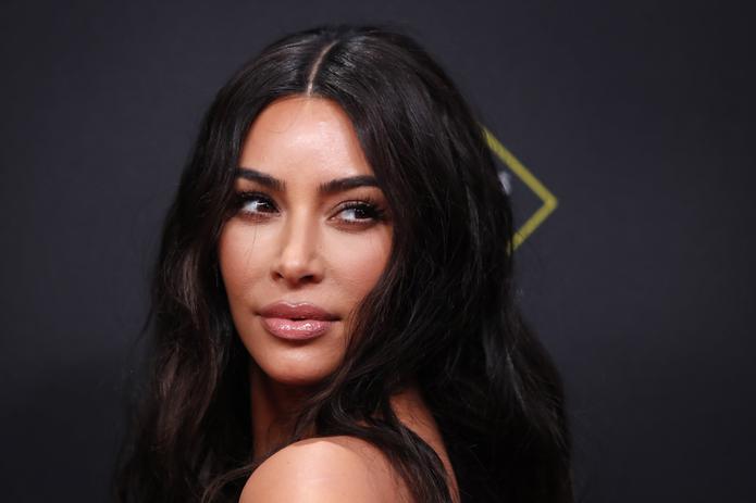 La protagonista del programa de telerrealidad "Keeping Up With The Kardashians", Kim Kardashian, creó en 2017 KKW Beauty siguiendo los pasos de su hermanastra Kylie Jenner.