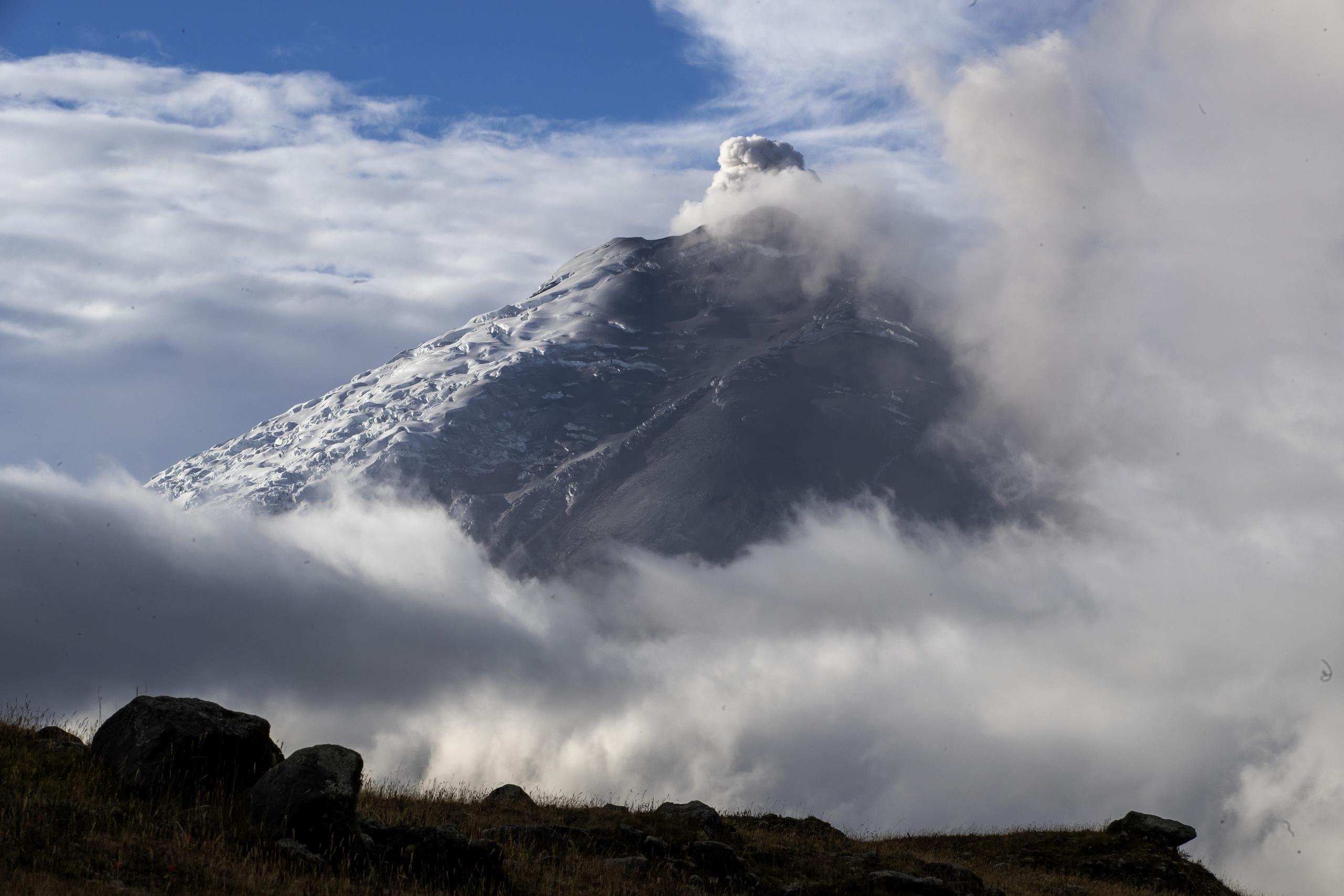 Fotografía de archivo del volcán Cotopaxi, en los cantones Quito y Mejía, en la provincia de Pichincha (Ecuador). EFE/José Jácome
