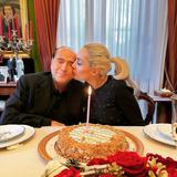 La inseparable y joven novia de Silvio Berlusconi que lo cuidó hasta el final
