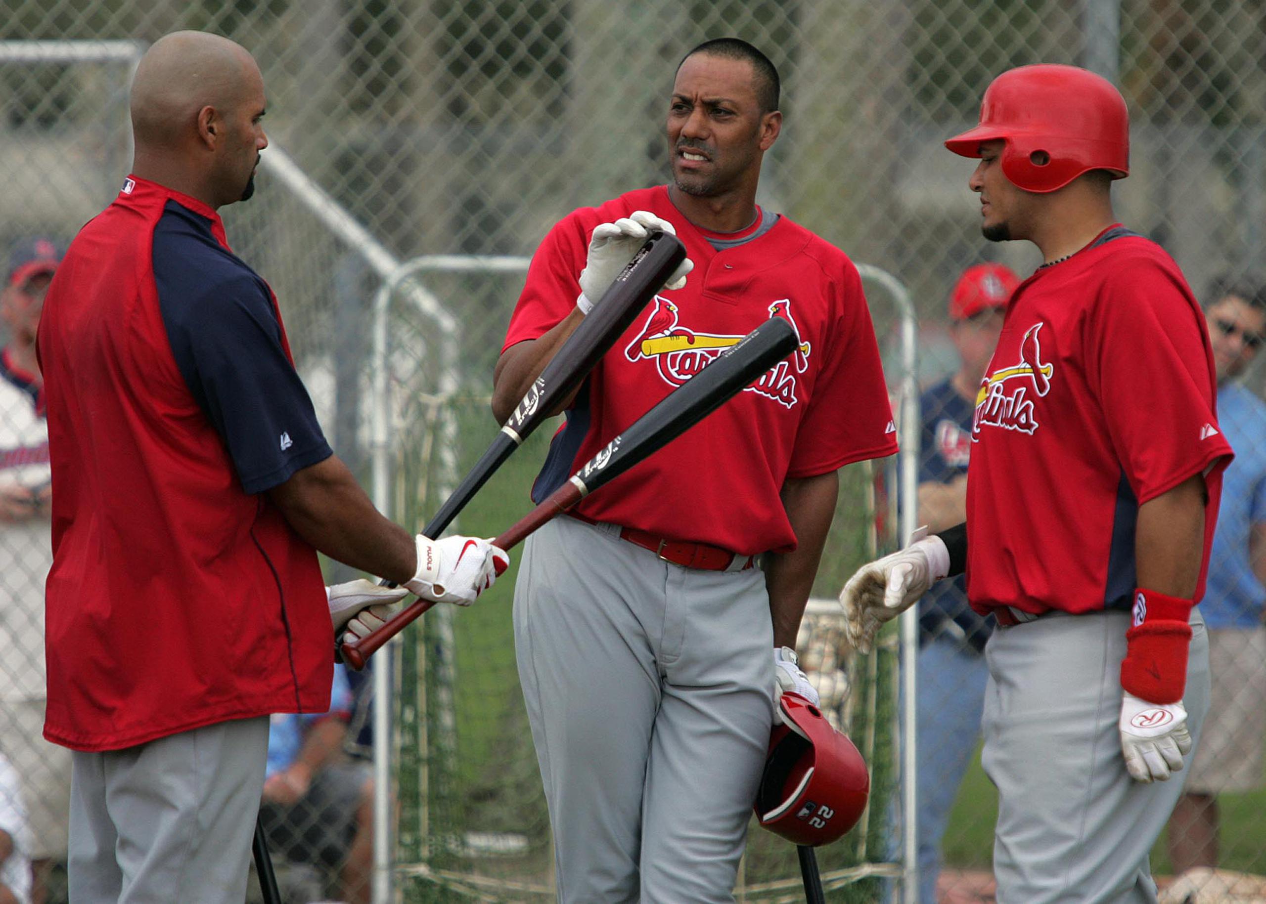 Albert Pujols, Juan 'Igor' González y Yadier Molina durante los entrenamientos de los Cardinals de San Luis en 2008. González recibió la invitación de los Cardinals pero se lastimó el abdomen y no regresó.