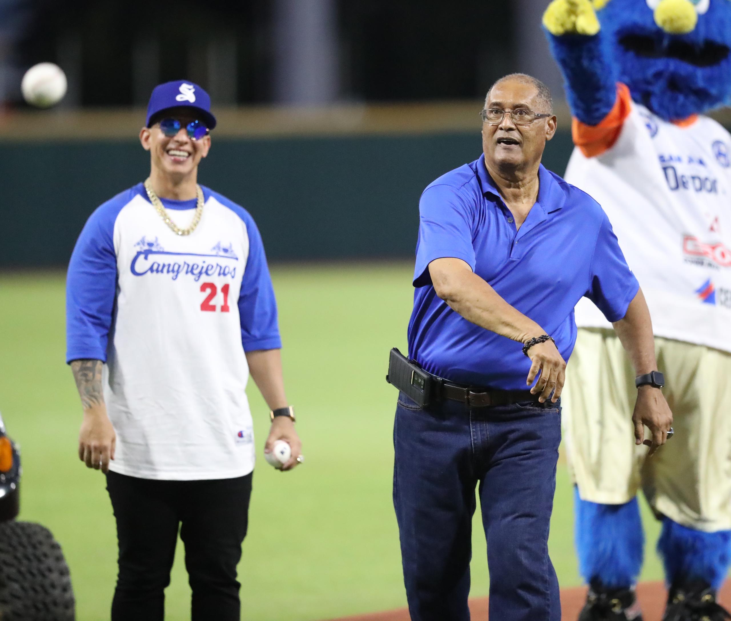 Daddy Yankee observa al exjardinero Titi Beníquez, a quien Santurce le dedica la temporada, lanzar la primera bola.