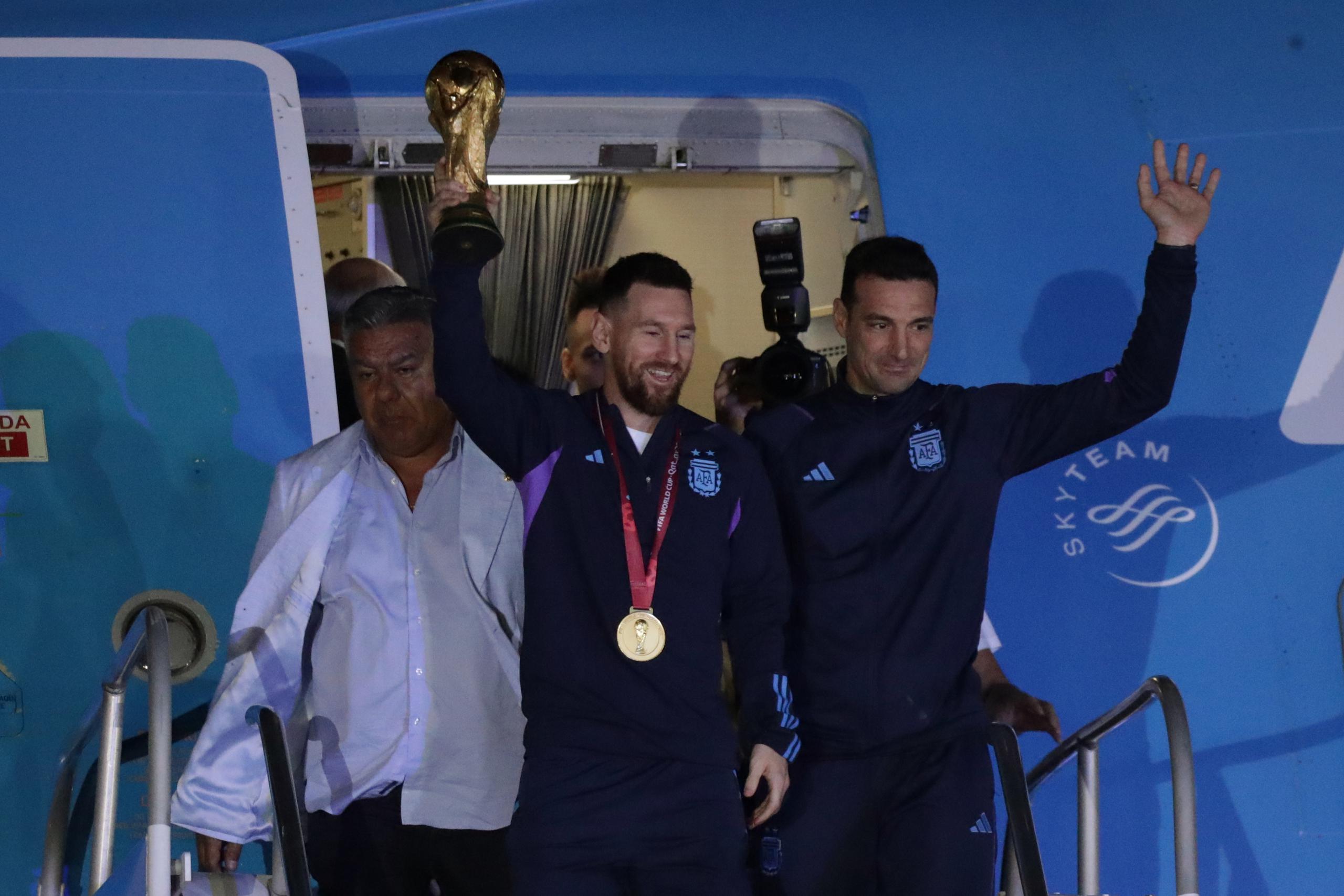 Luis Scaloni, en la foto posicionado a la derecha, en compañía de Lionel Messi, guió a Argentina a su primera Copa Mundial desde el 1986
