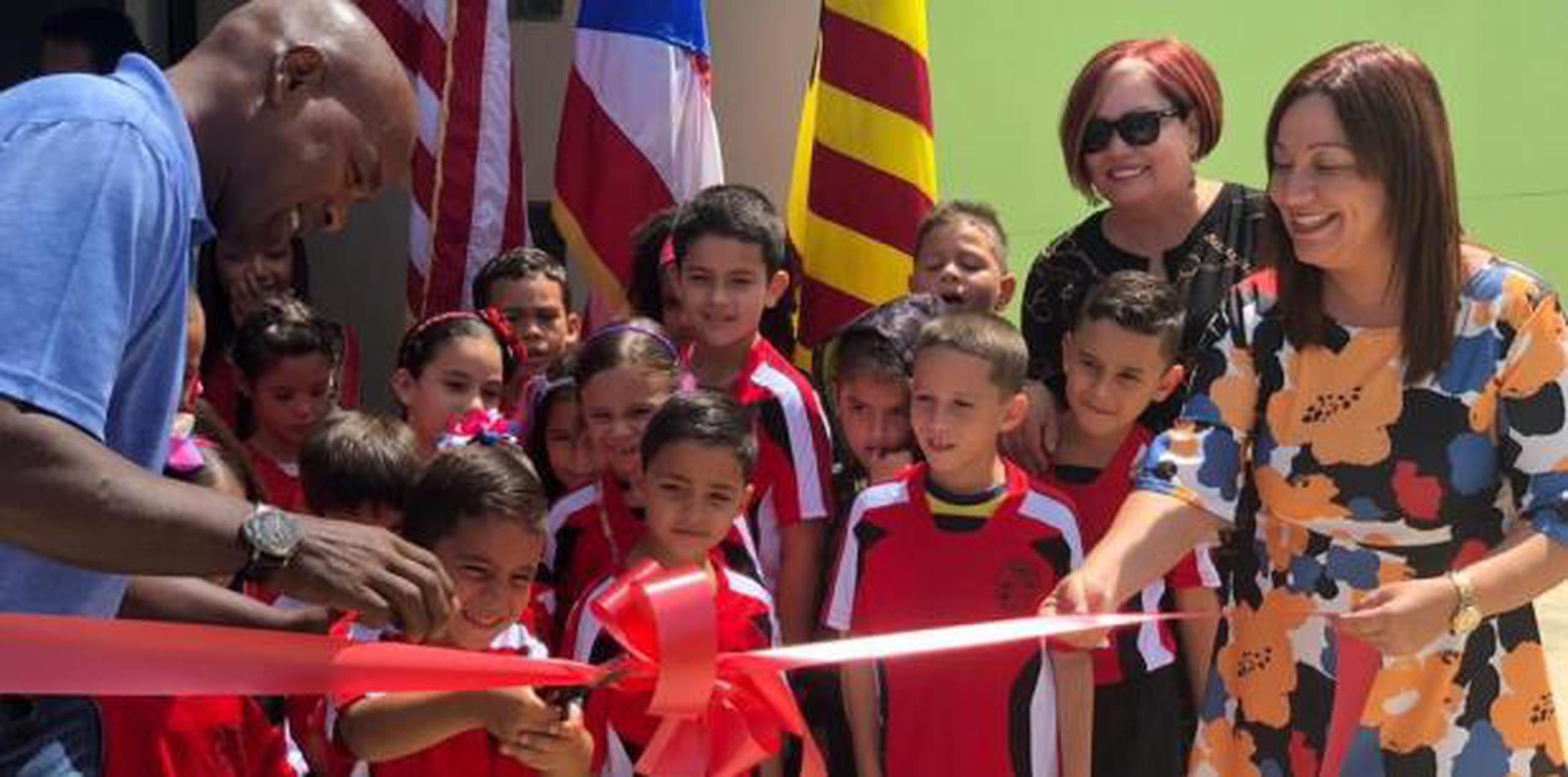 El expelotero y la alcaldesa Carmen Maldonado González participaron del corte de cinta junto a decenas de niños. (suministrada)