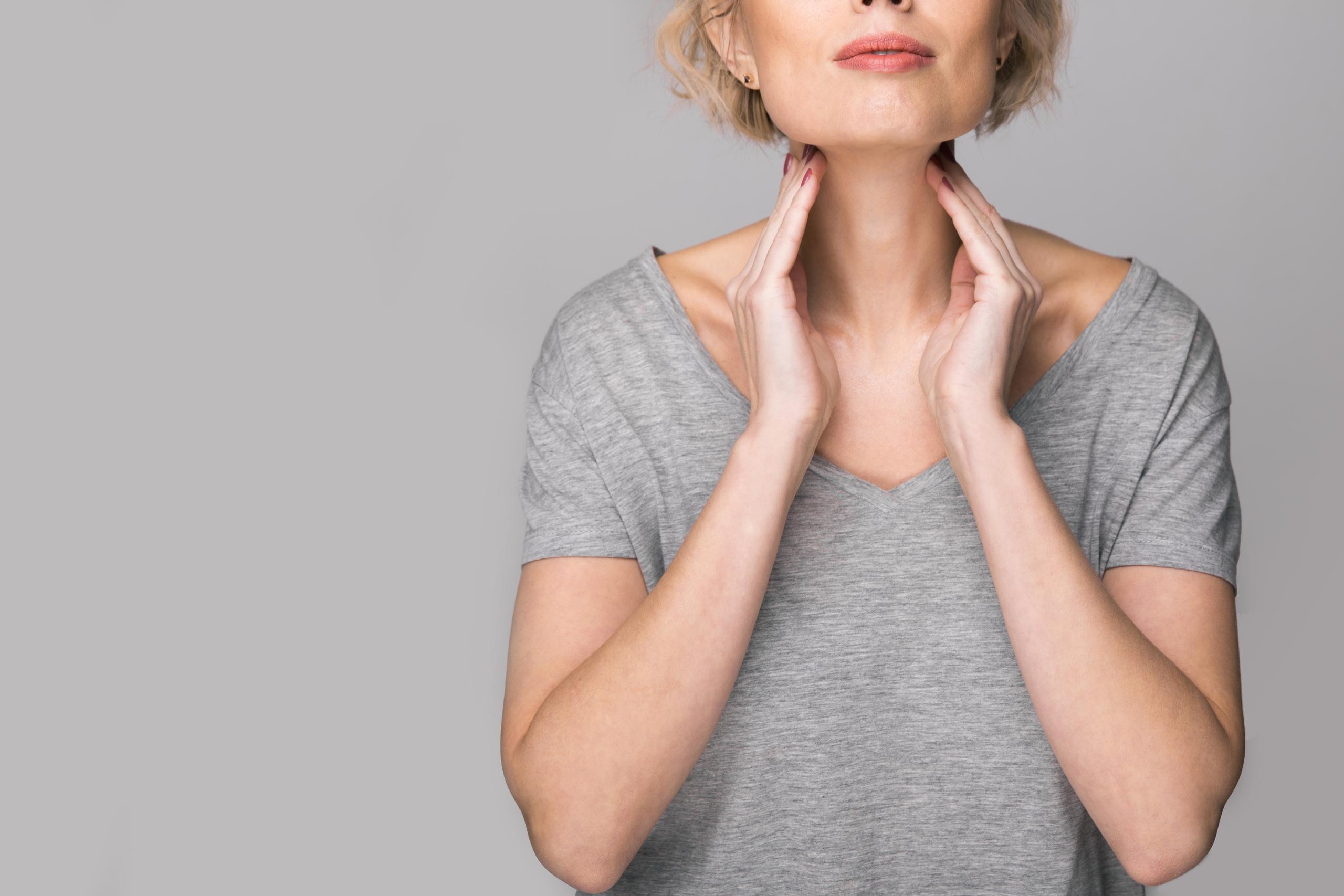 La glándula tiroides se encuentra en el cuello y es una de las encargadas de la producción de hormonas.