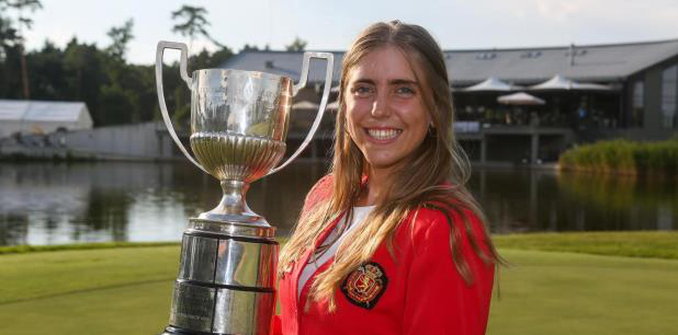 Celia Barquín con el trofeo del Campeonato de Europa Individual Femenino en el Penati Golf Club en Eslovaquia el 28 de julio de 2018. (EFE)
