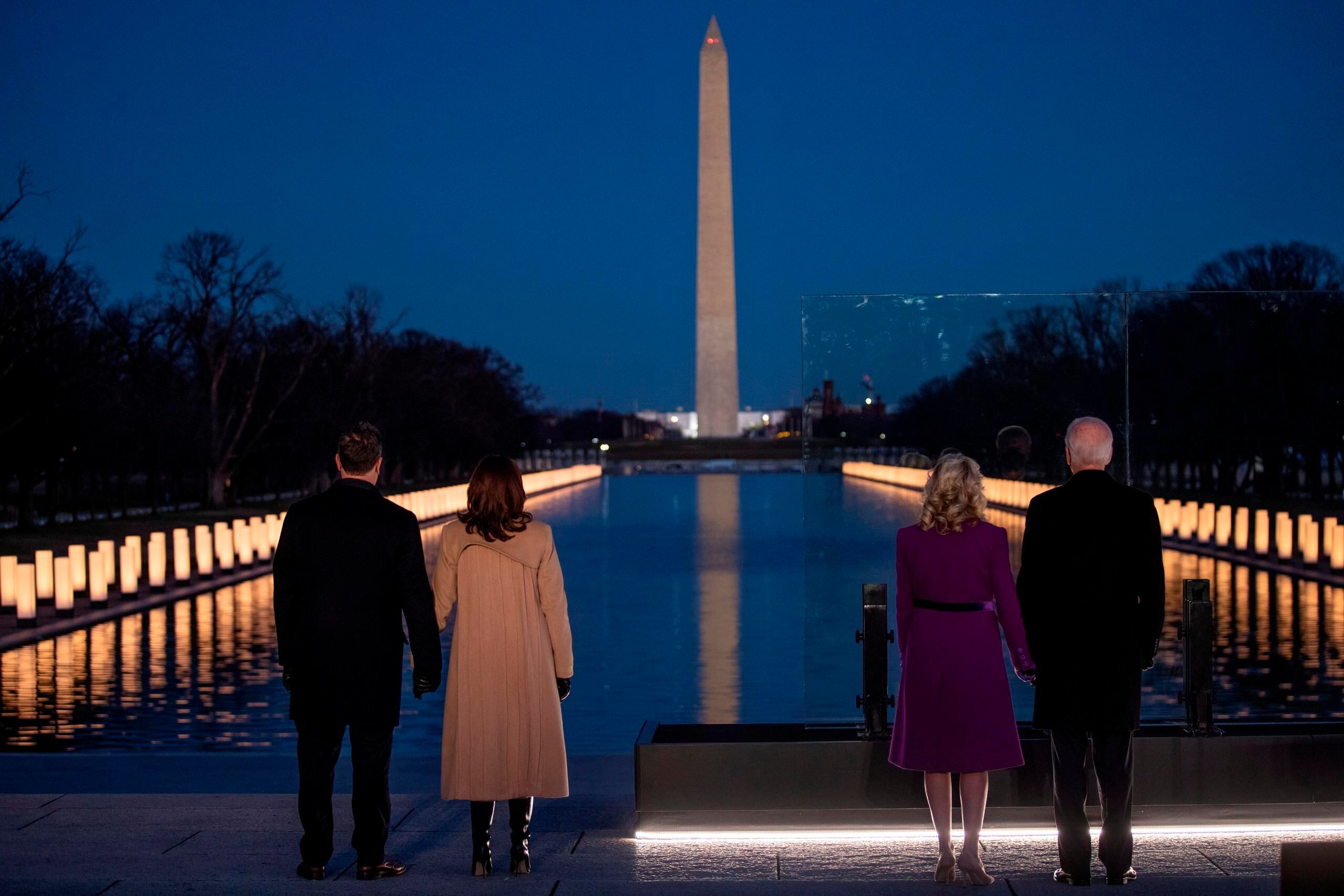 El presidente electo de Estados Unidos Joe Biden (d) junto a su esposa Jill Biden participan en el evento conmemorativo de COVID en el Lincoln Memorial en Washington.