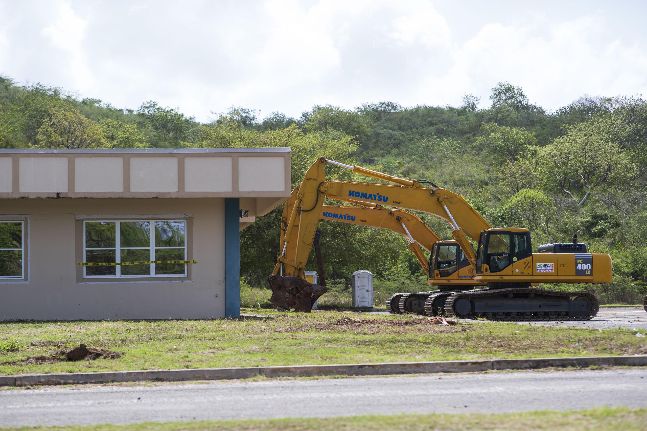 El proceso de demolición de lo que fue el Centro Diagnóstico de Vieques.