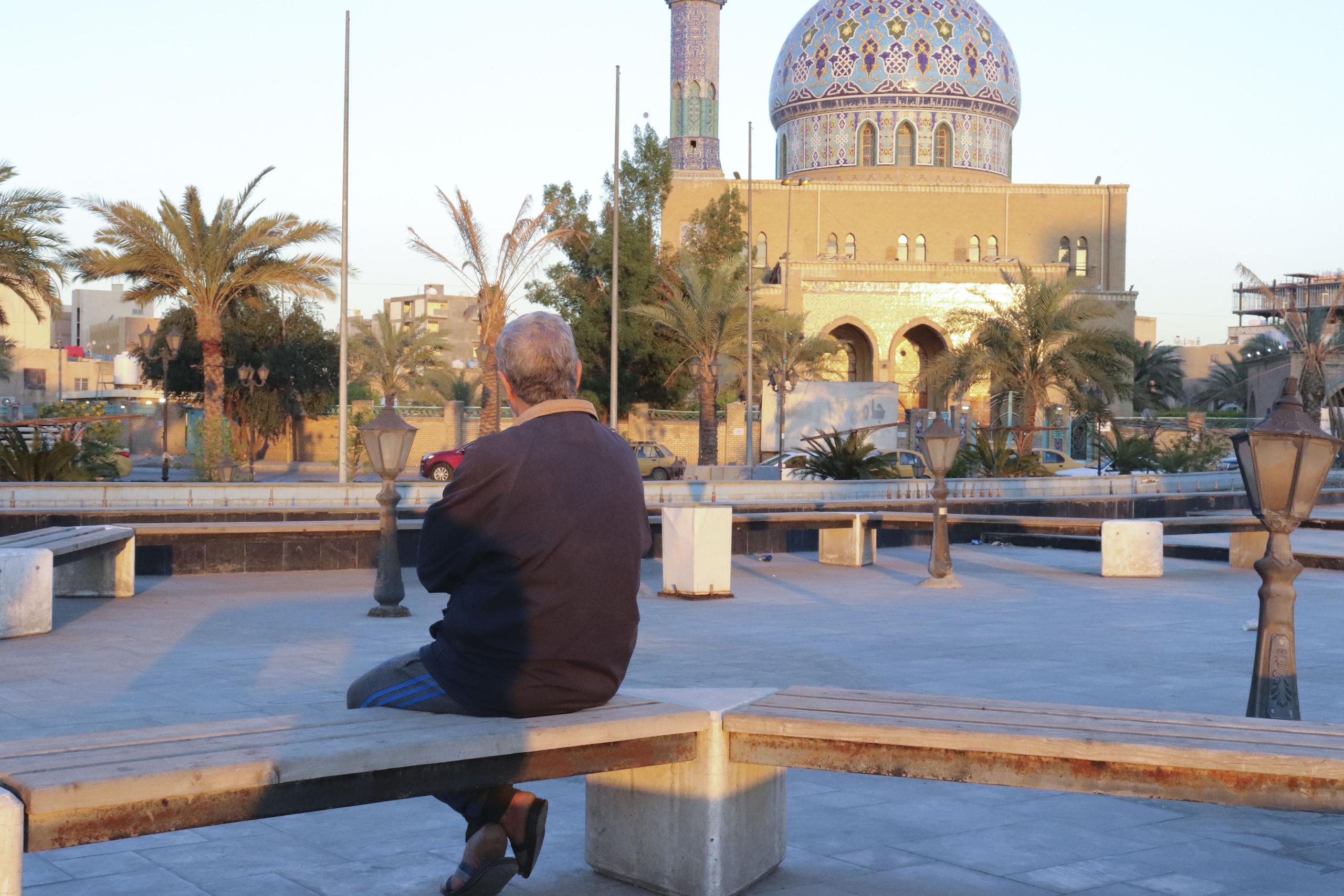 Un iraquí sentado en un banco en la plaza Firdos de Bagdad, donde el 9 de abril de 2003 la famosa estatua de Sadam Husein fue derribada. EFE/Carles Grau Sivera