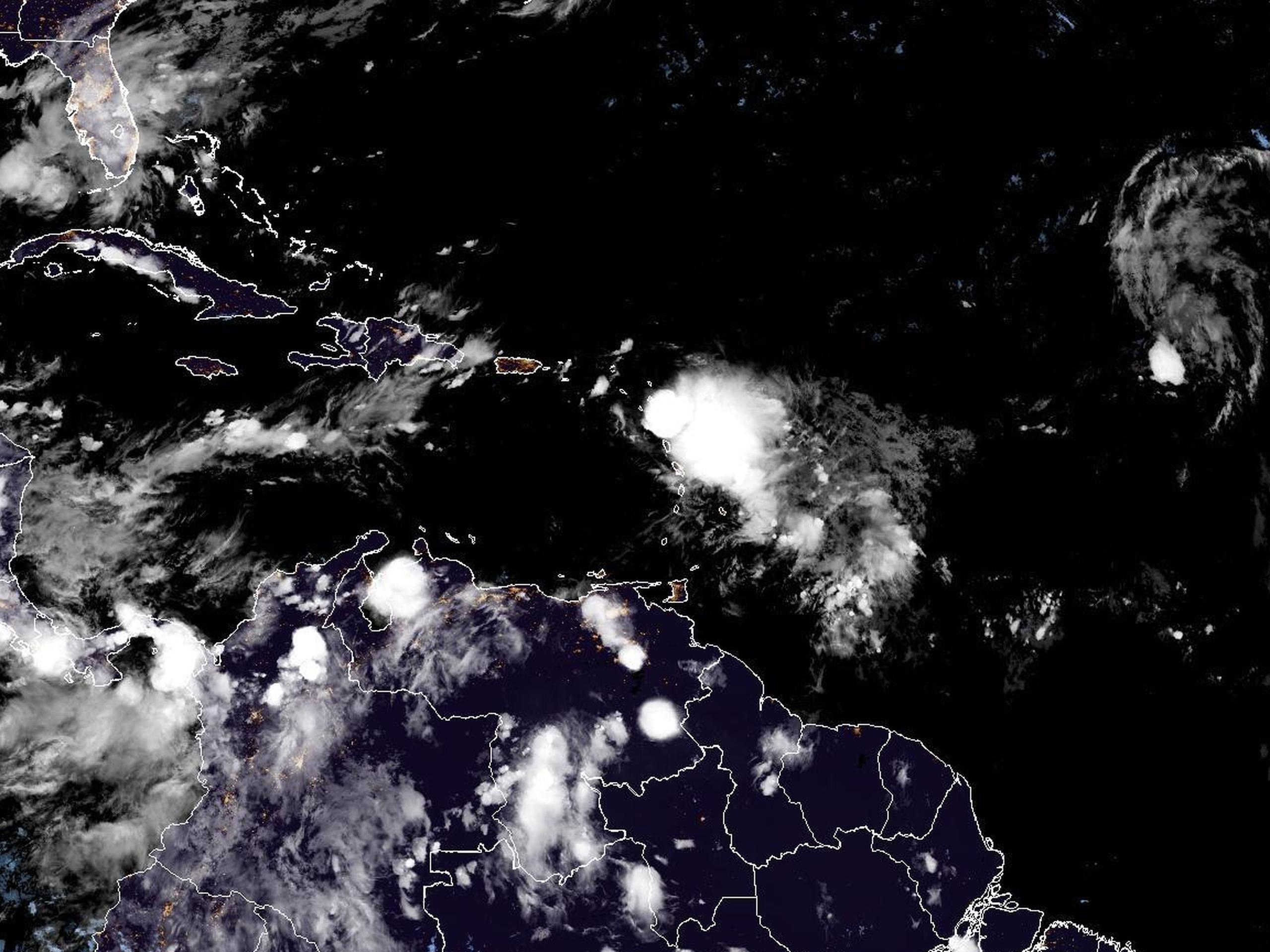 El Centro Nacional de Huracanes mantiene a la tormenta tropical Fional con vientos de 50 millas por hora, pero se espera a que cobre fuerzas cuando llegue al noreste del Mar Caribe.