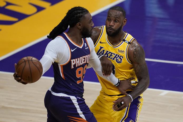 Jae Crowder, de los Suns, maneja el balón contra LeBron James, de los Lakers, en el sexto juego de la serie de primera ronda.