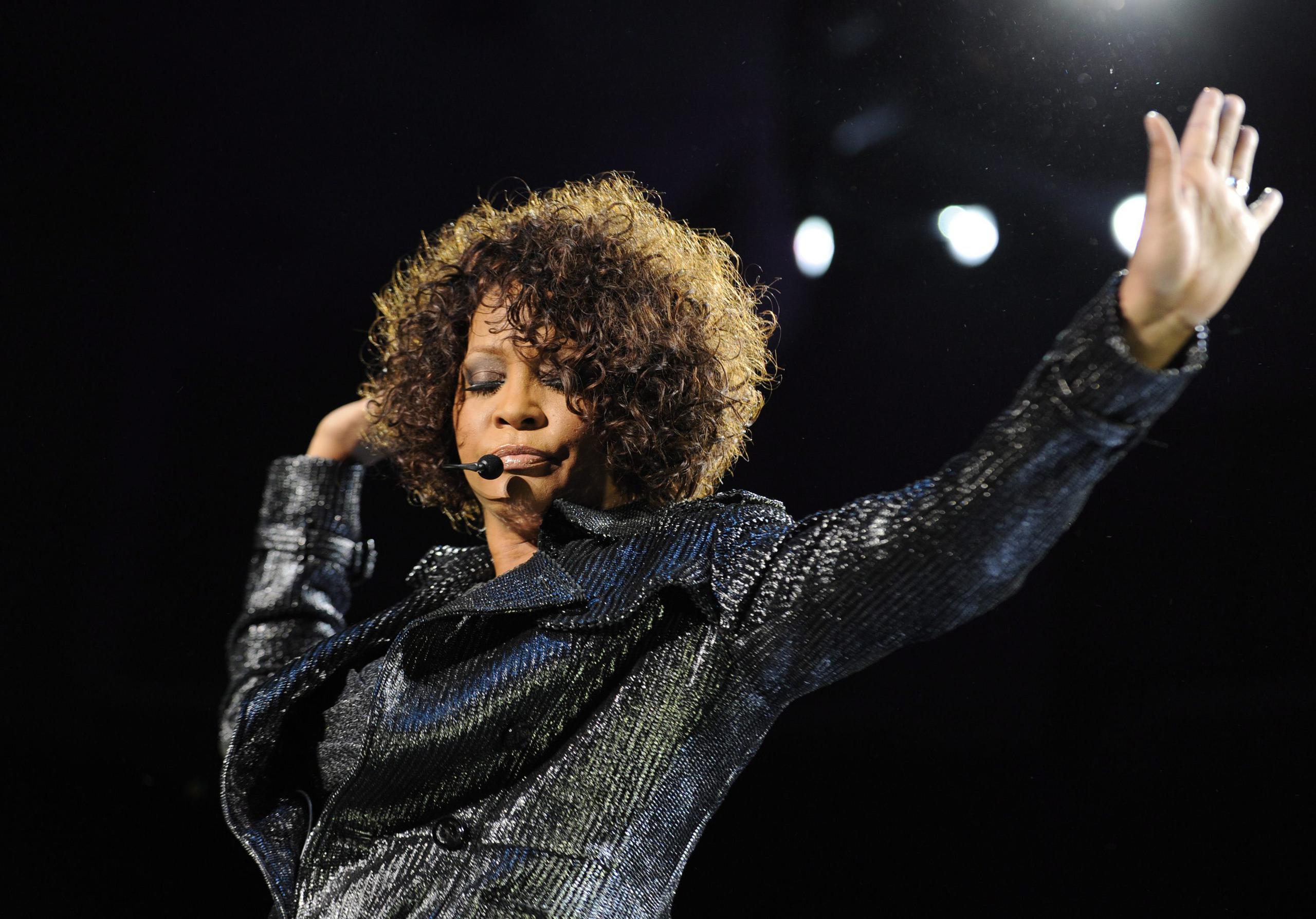 La cantante y actriz estadounidense Whitney Houston durante un concierto