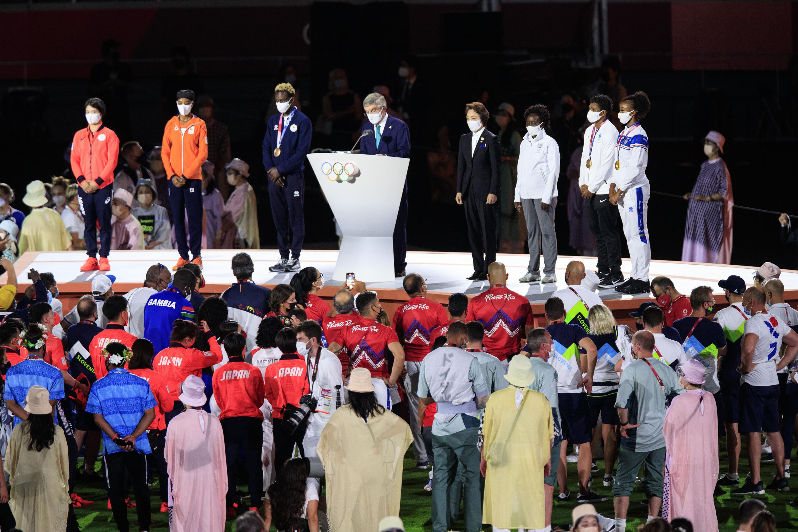 Jasmine Camacho-Quinn acompañó al presidente del Comité Olímpico Internacional, Thomas Bach, en la despedida de los Juegos de Tokio.
