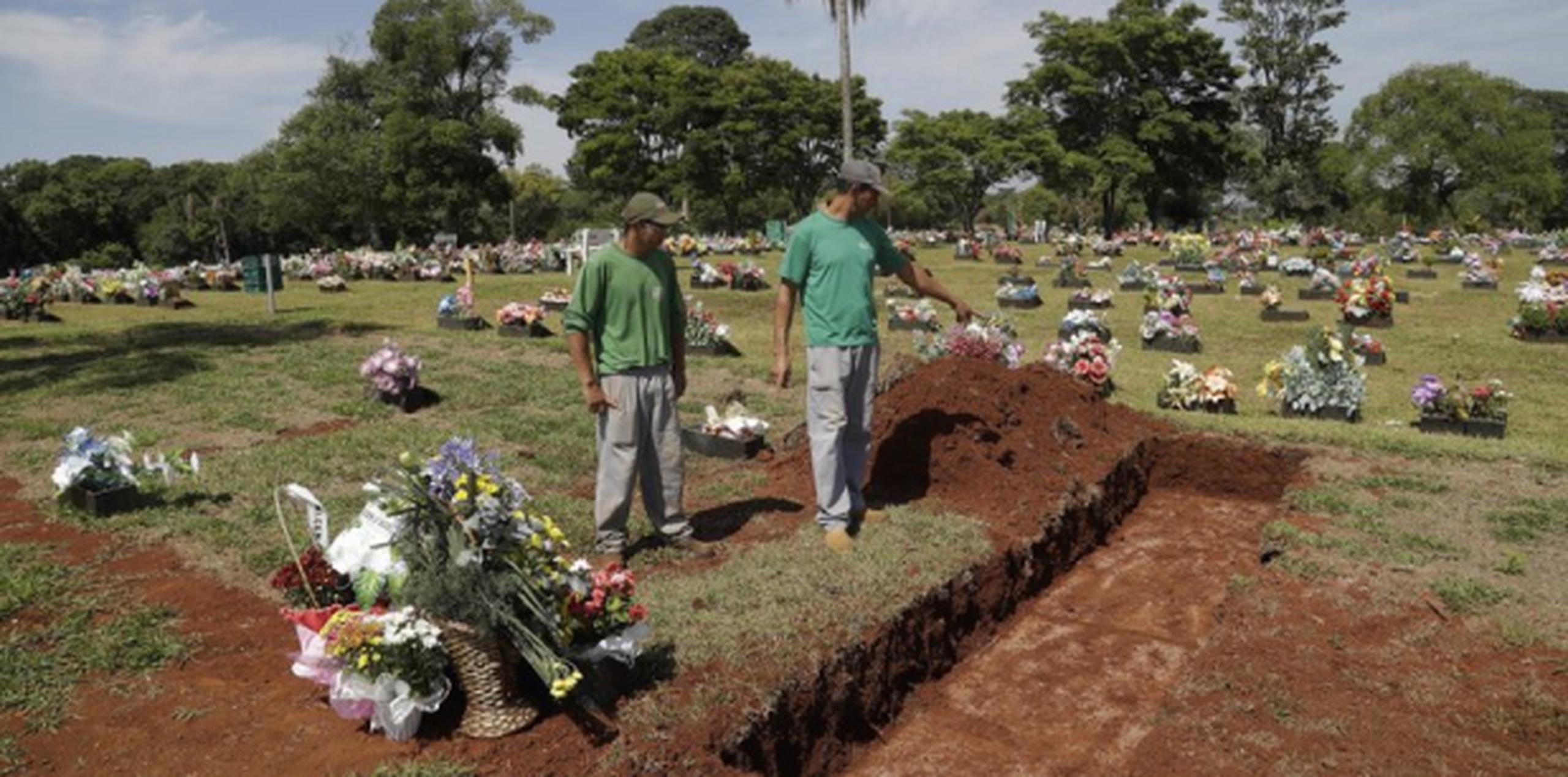 El personal del cementerio Jardim do Eden (Jardín del Edén), donde recibirán sepultura algunas de las víctimas, dijeron el viernes que están acostumbrados a la muerte, pero no a este tipo de tragedias. (AP)