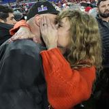 FOTOS: El beso entre Taylor Swift y Travis Kelce que acaparó todas las miradas