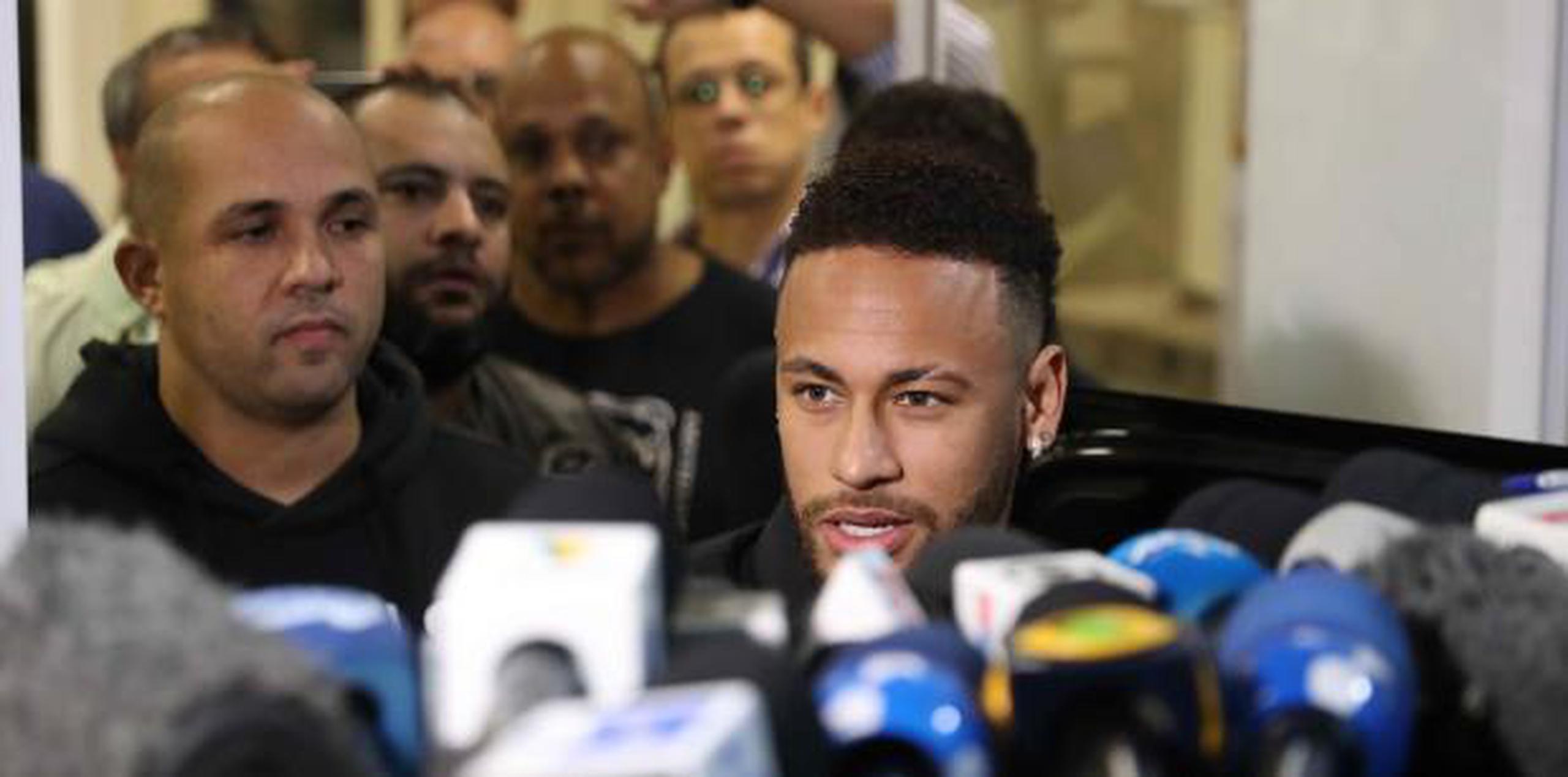 El jugador brasileño Neymar sale después de declarar en la Comisaría de Represión de Crímenes de Informática. (EFE)