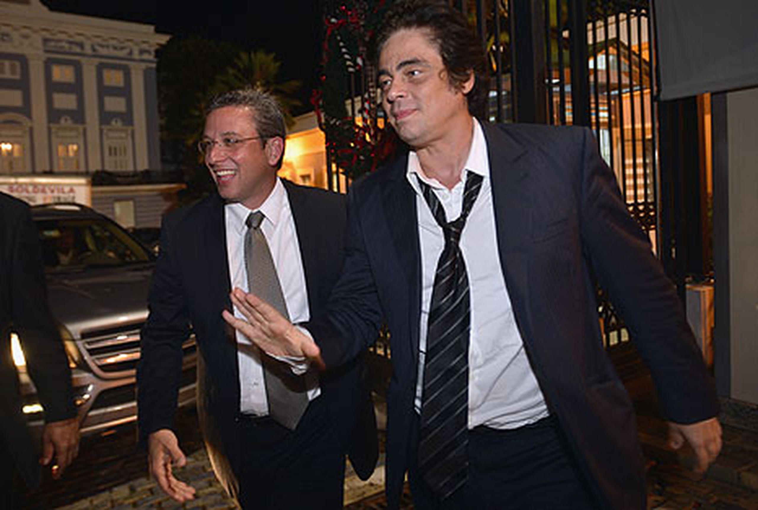 En la noche de hoy, el actor Benicio del Toro pasó por los portones de La Fortaleza y fue recibido por Alejandro García Padilla. (gerald.lopez@gfrmedia.com)