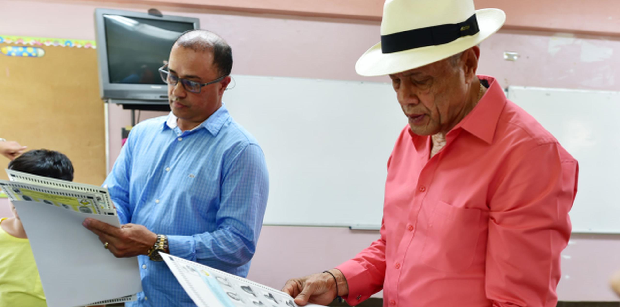 José “Chemo” Soto junto a su hijo, José, cuando realizaron su voto. (Luis Alcalé del Olmo)