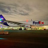 Avión de FedEx aterriza de emergencia tras presentar problemas en su tren delantero 
