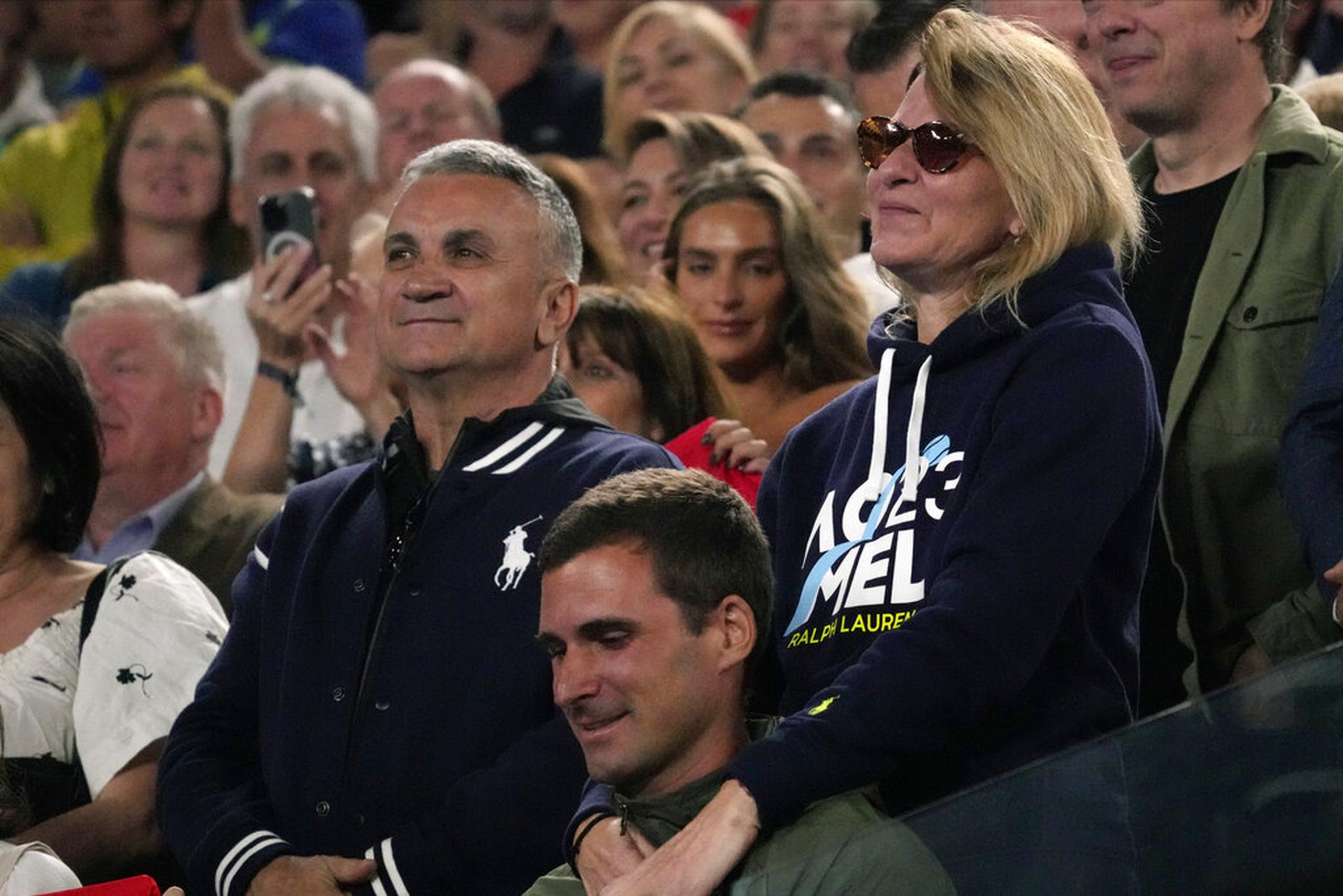 Los padres de Novak Djokovic, Srdjan y Dijana, durante la entrevista posterior a la victoria del serbio sobre el ruso Andrey Rublev en el Abierto de Australia.