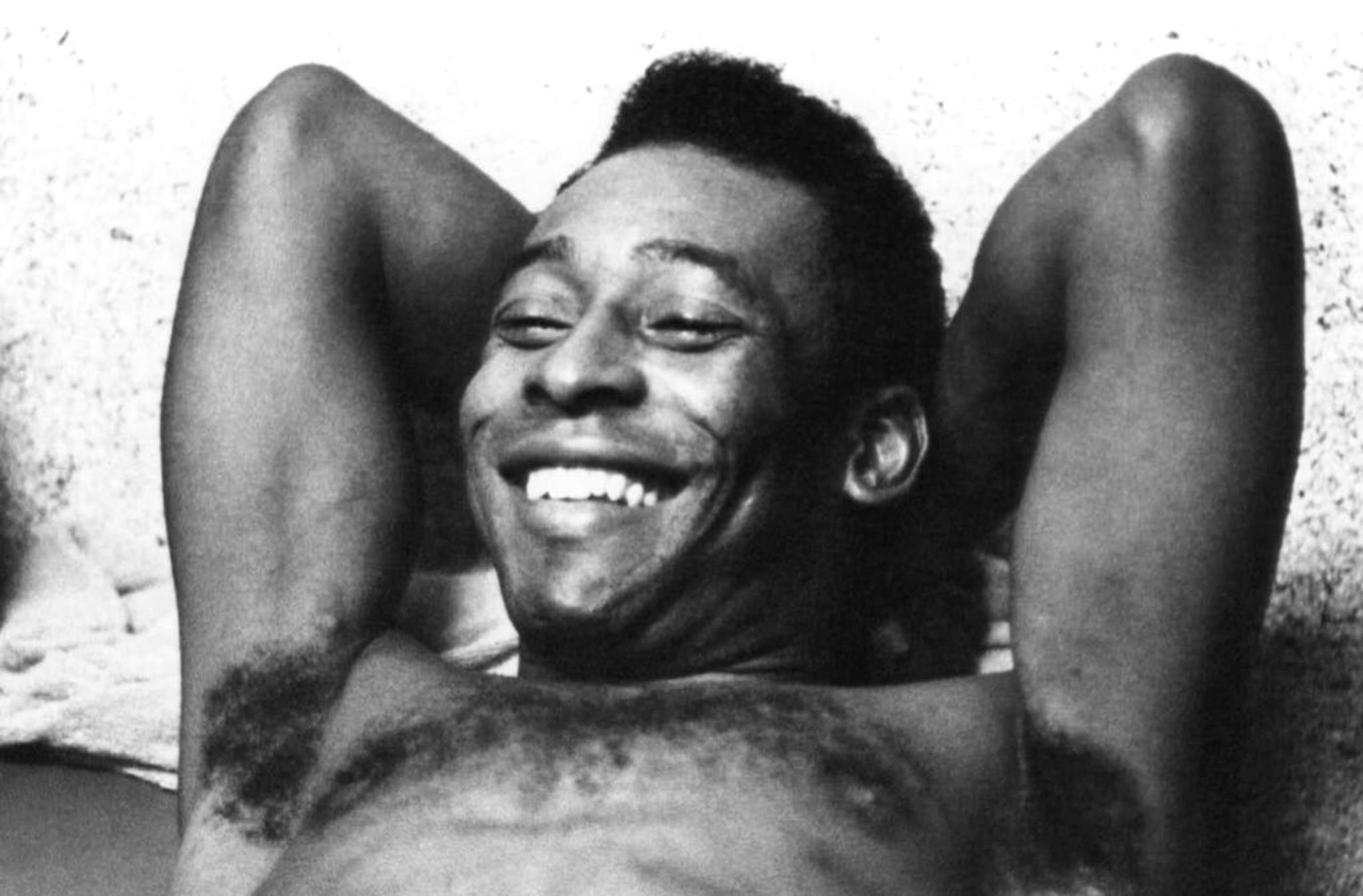 Pelé se relaja tras un entrenamiento en Santos, Brasil, el 3 de junio de 1975.