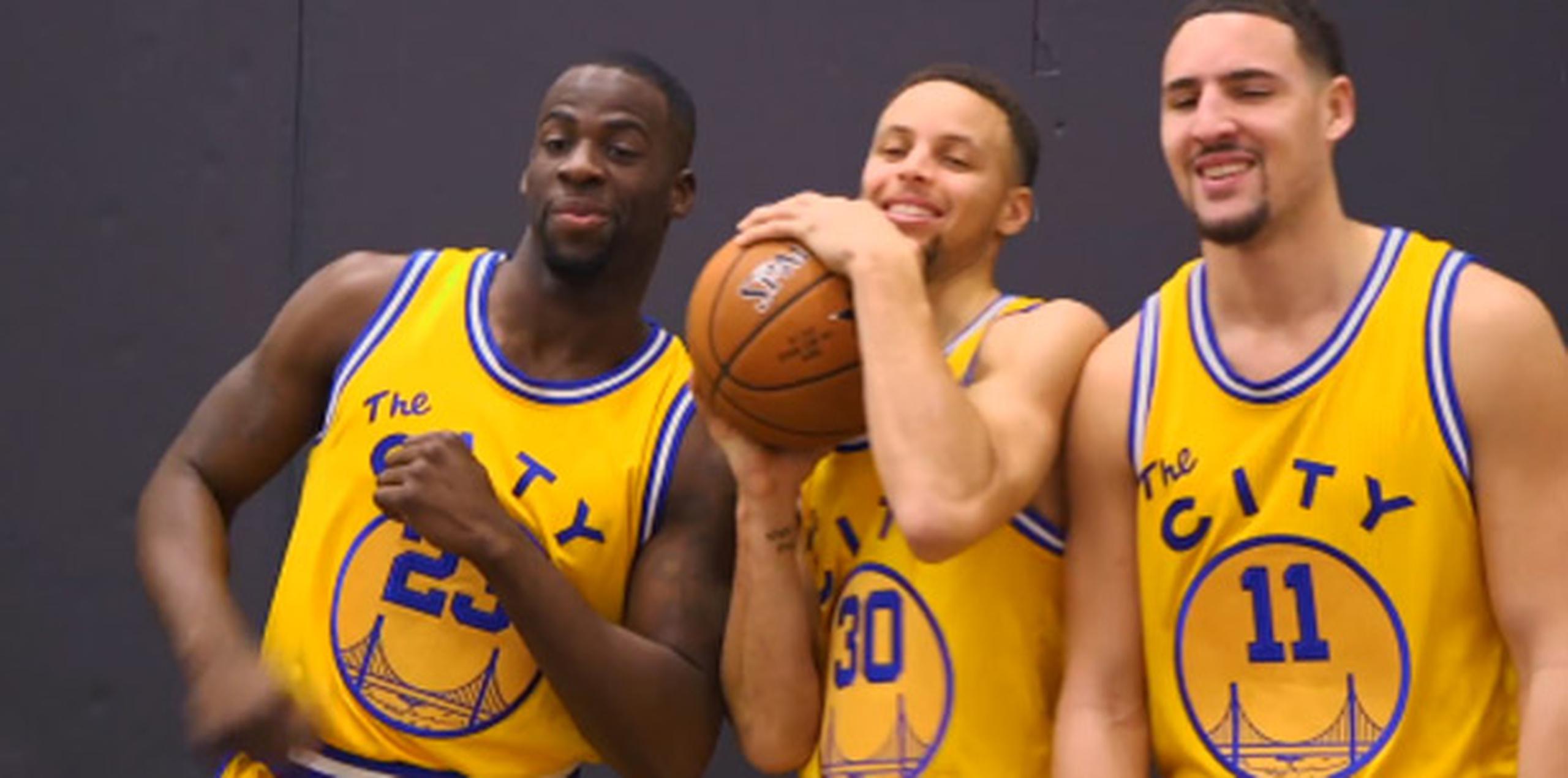 Gran parte del éxito de los Warriors recae sobre los hombros del Jugador Más Valioso de la pasada campaña, Stephen Curry (en el centro). (Captura)