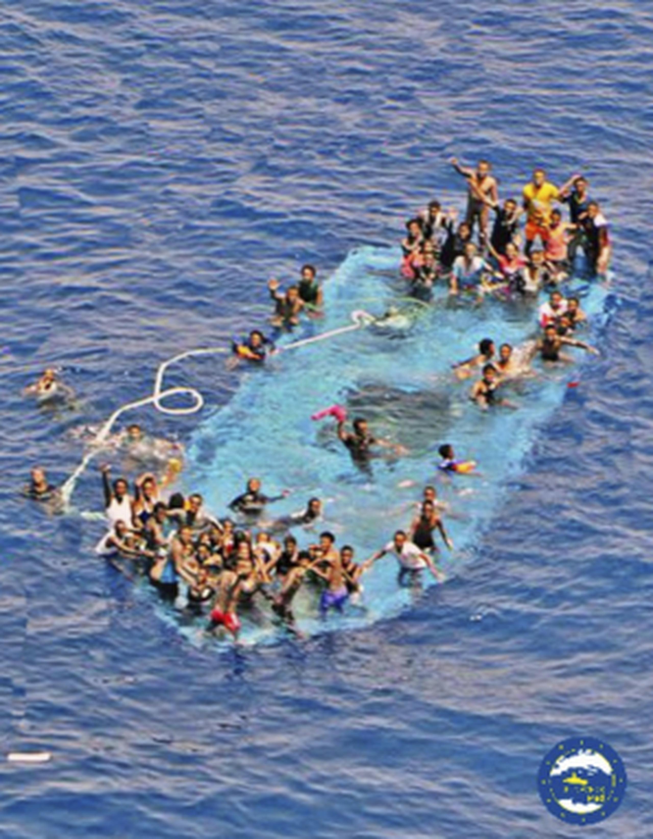 Migrantes piden ayuda al ver que su embarcación se hunde en aguas del Mediterráneo en uno de los recientes incidentes que terminó con varios muertos. (EUNAVFORMED via AP)