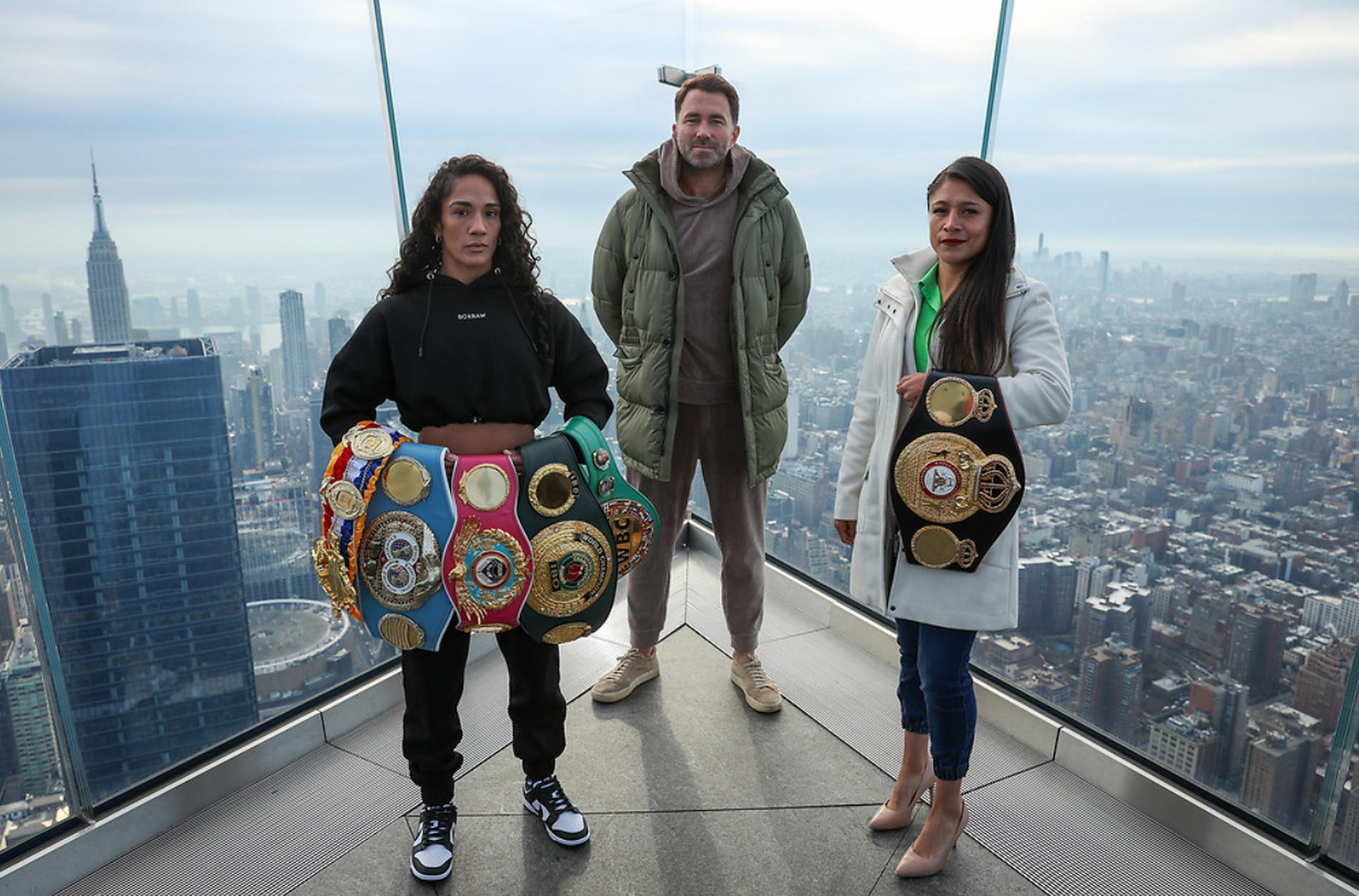 Amanda Serrano (izquierda) carga con una enorme colección de cinturones.